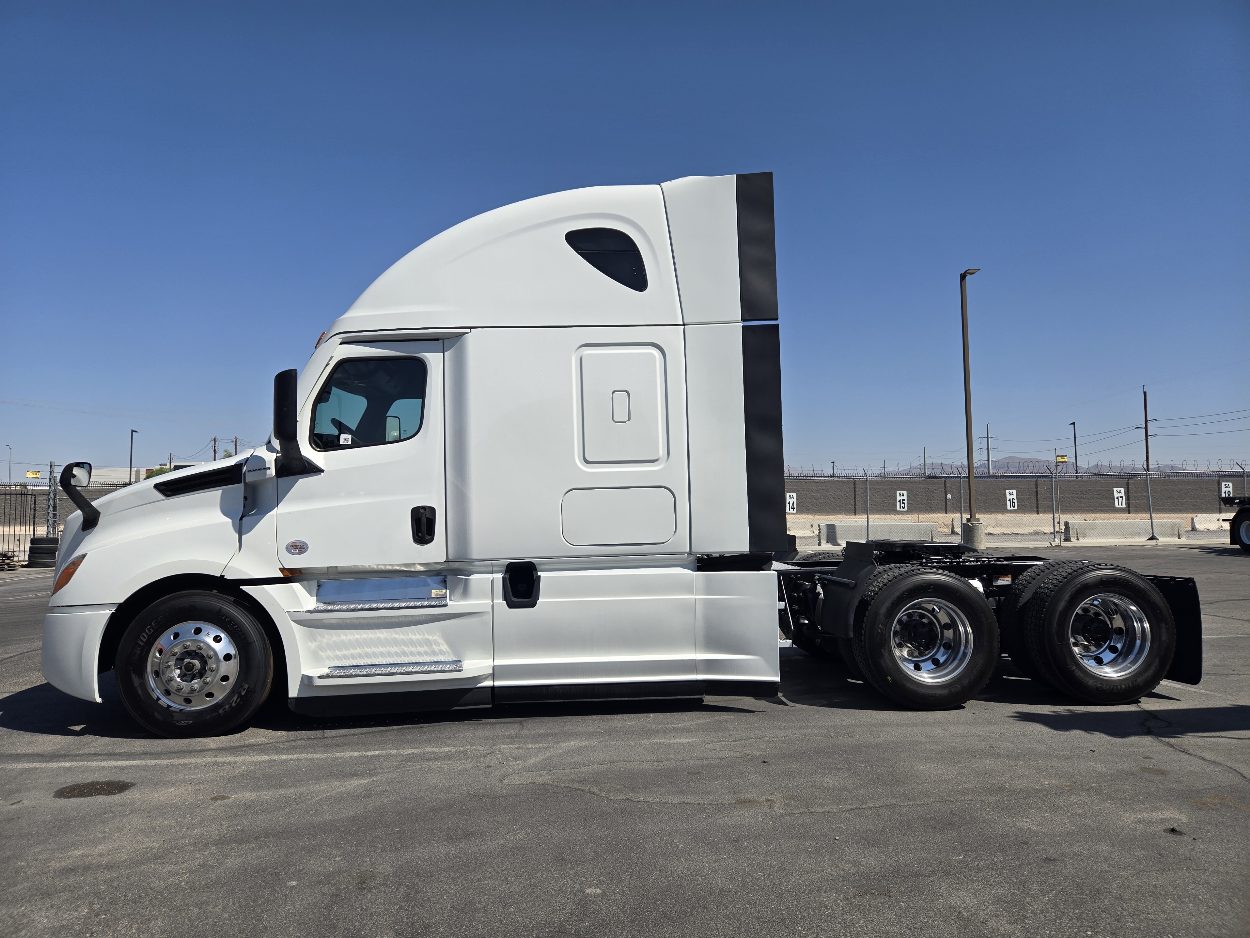 2021 FREIGHTLINER CASCADIA 126SLP - image 3