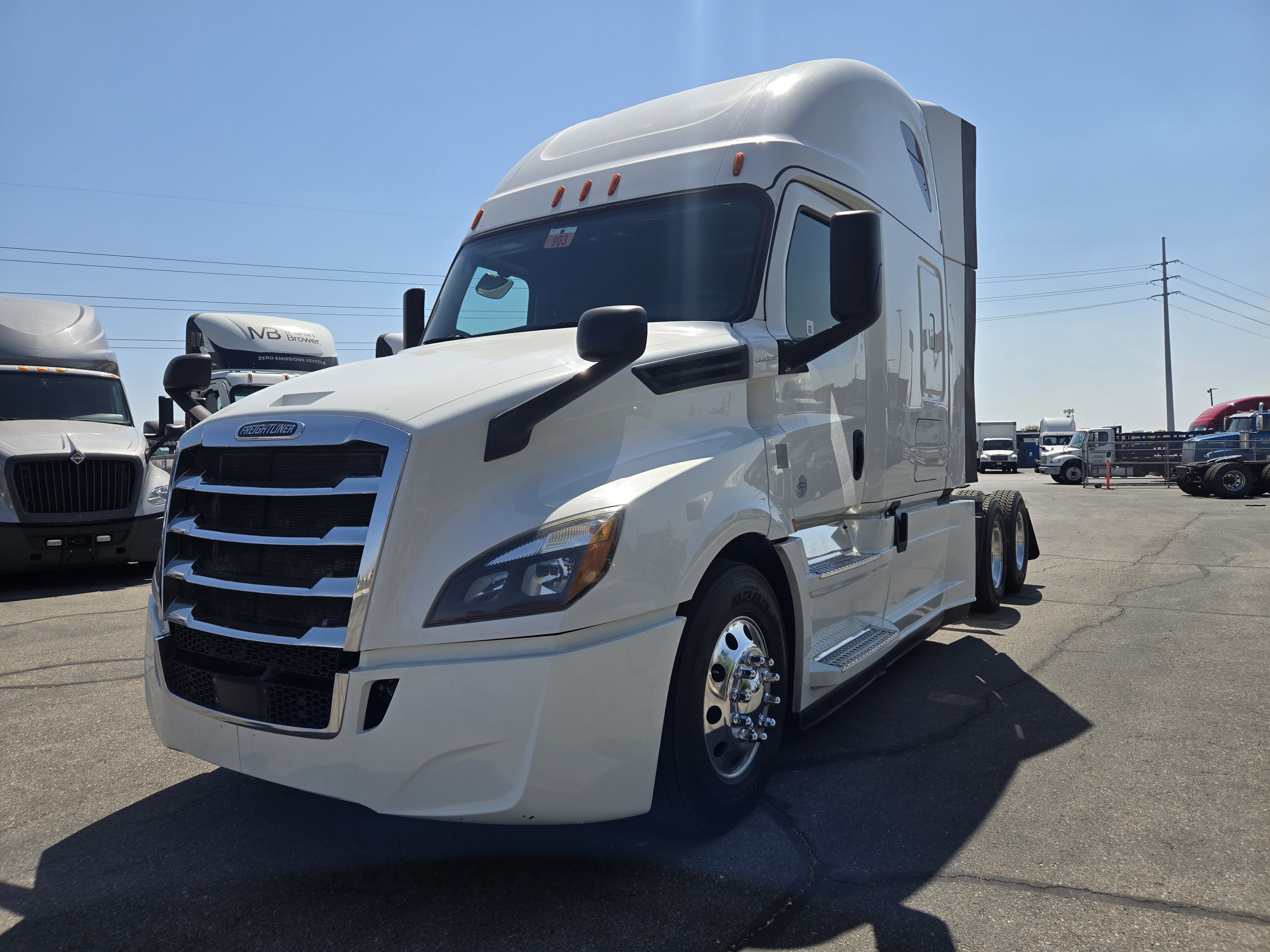 2019 FREIGHTLINER CASCADIA 126SLP - image 1