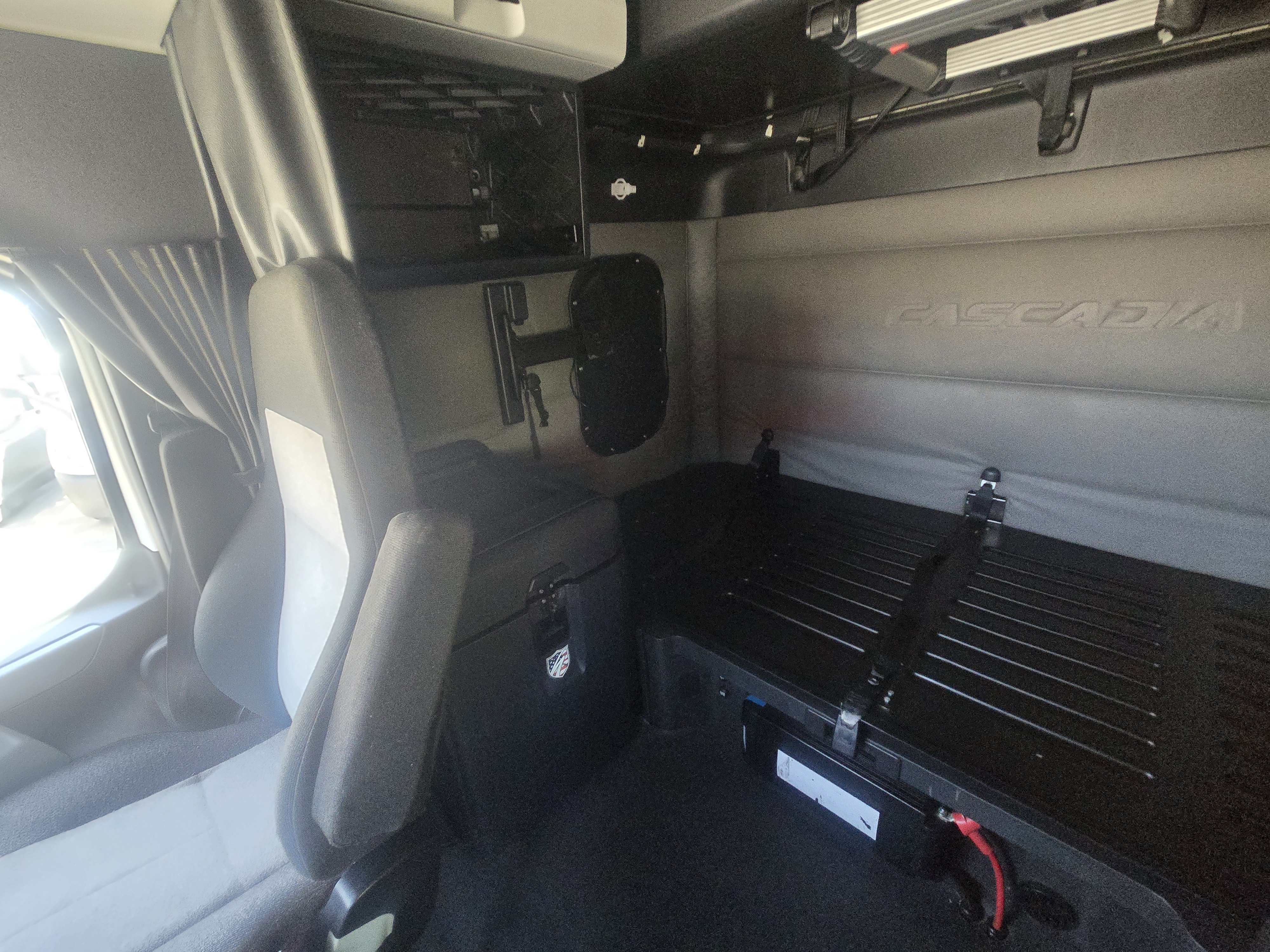 2019 FREIGHTLINER CASCADIA 126SLP - image 17