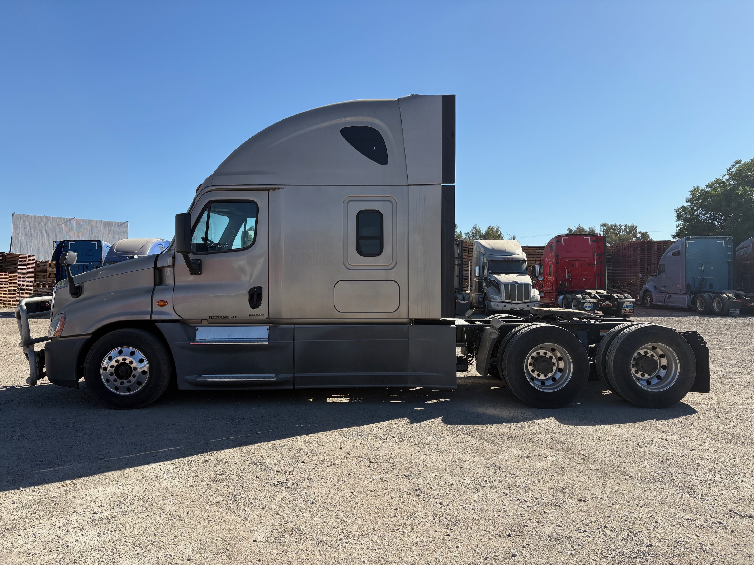 2018 FREIGHTLINER CASCADIA 125SLP - image 2