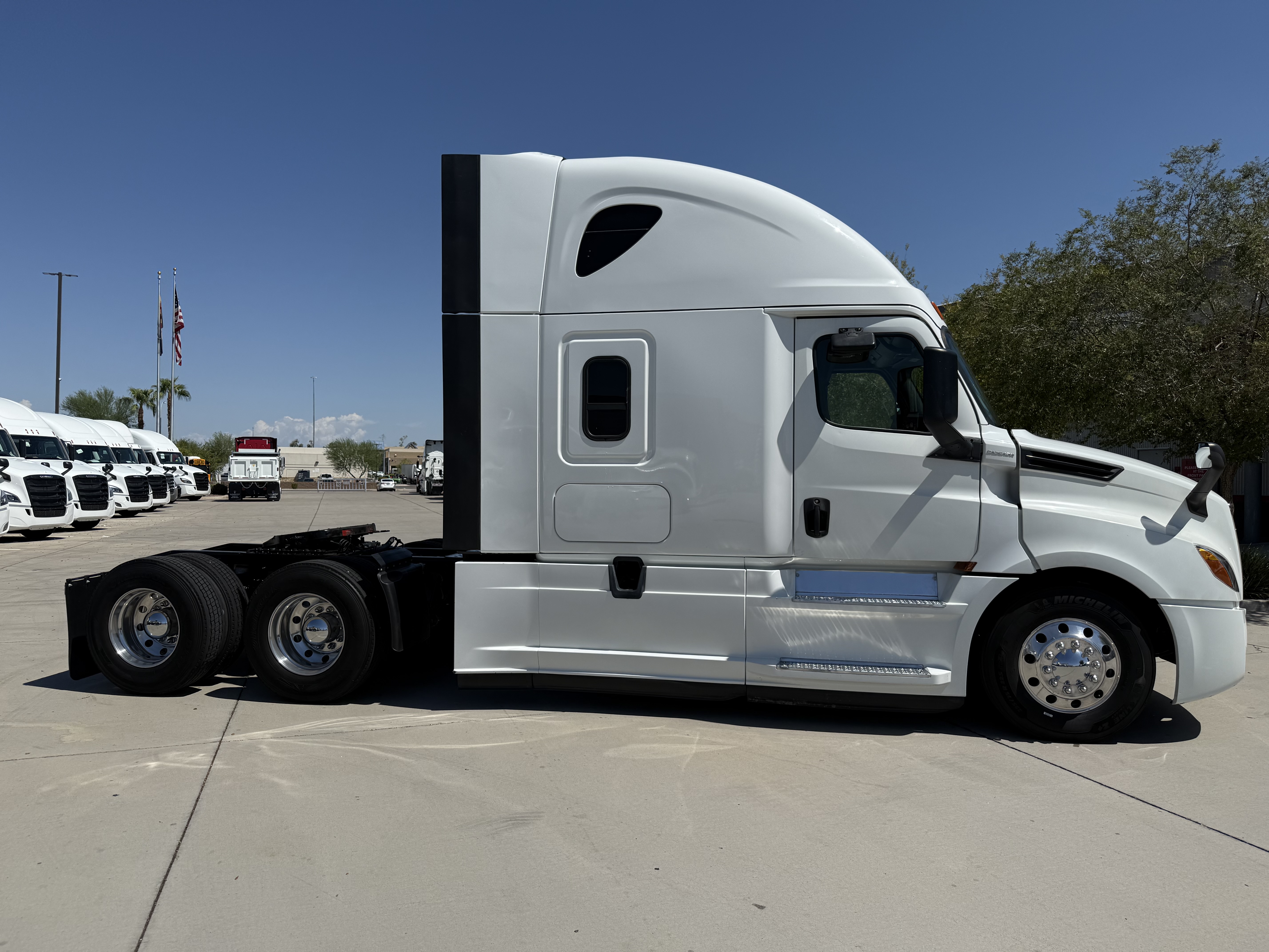 2019 FREIGHTLINER CASCADIA 126SLP - image 8