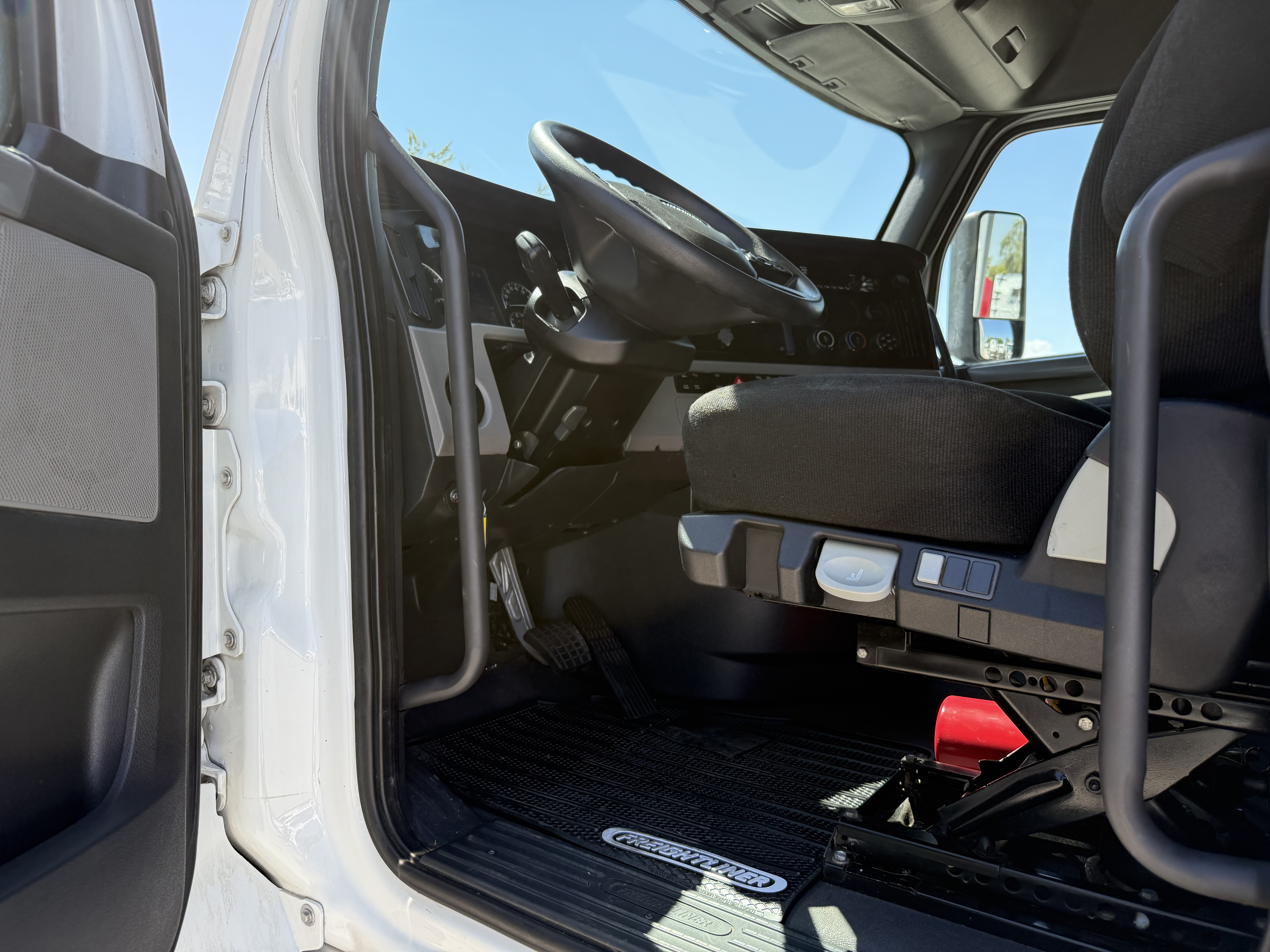 2019 FREIGHTLINER CASCADIA 126SLP - image 12