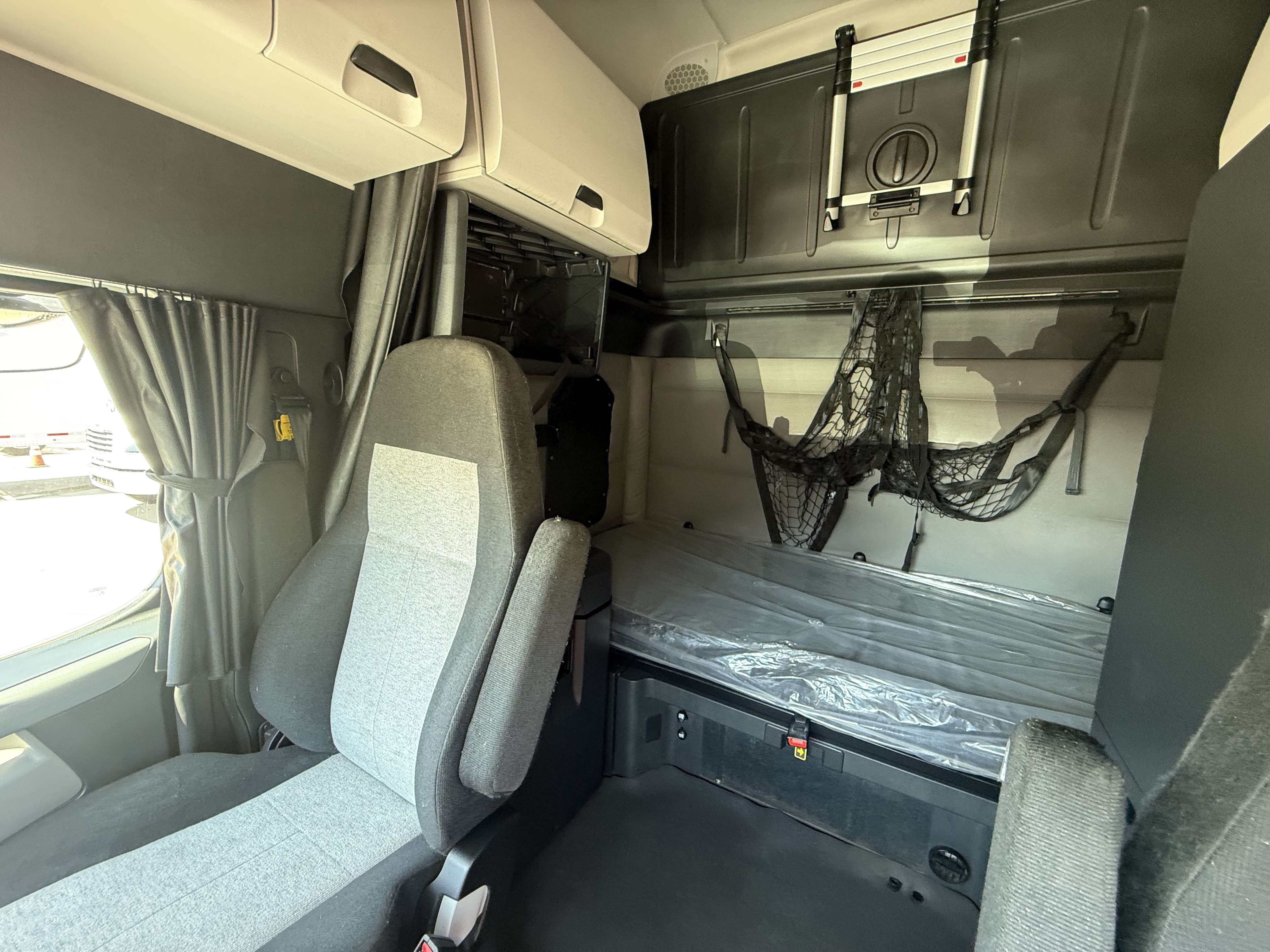 2019 FREIGHTLINER CASCADIA 126SLP - image 14