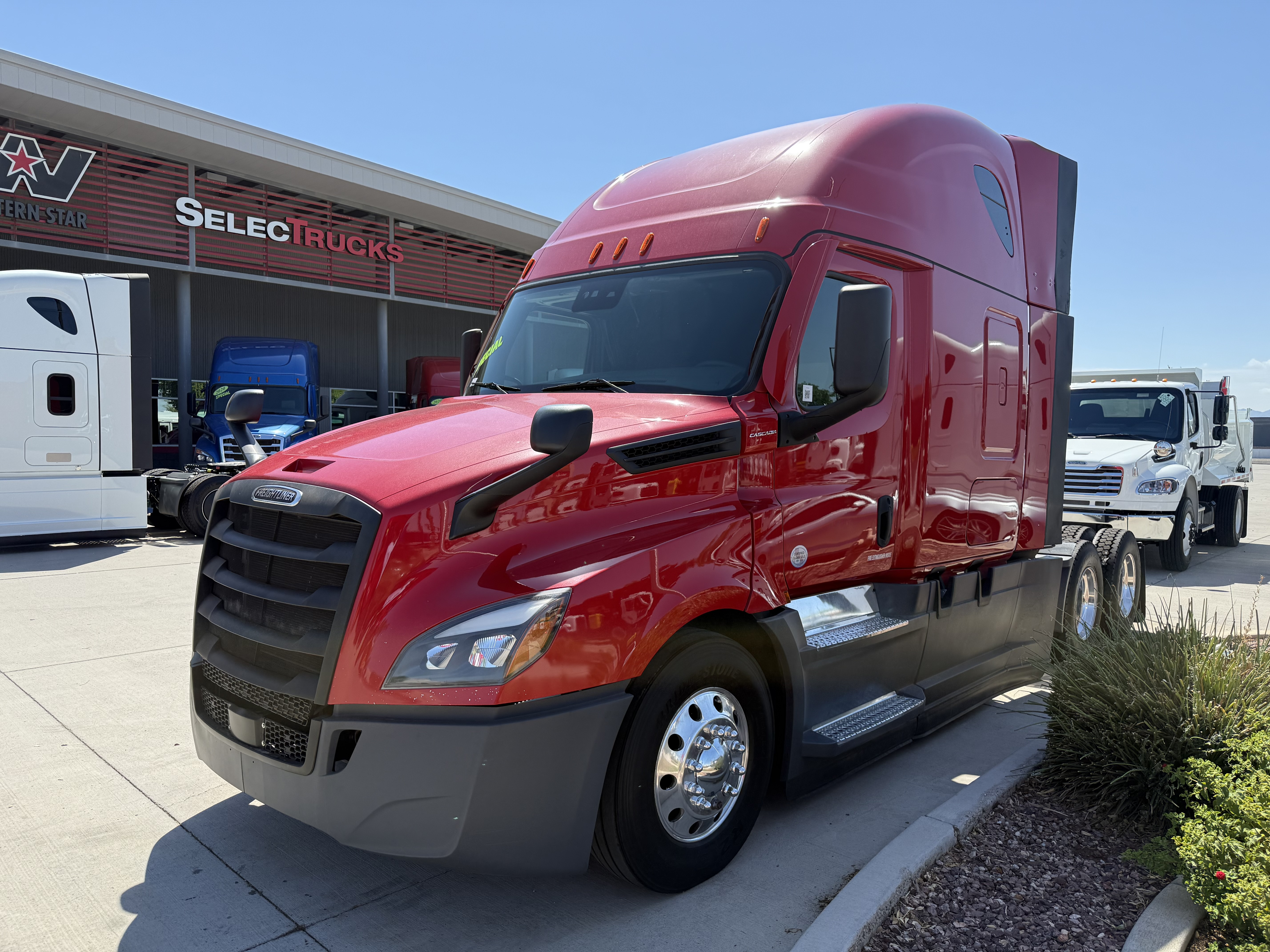 2021 FREIGHTLINER CASCADIA 126SLP - image 1