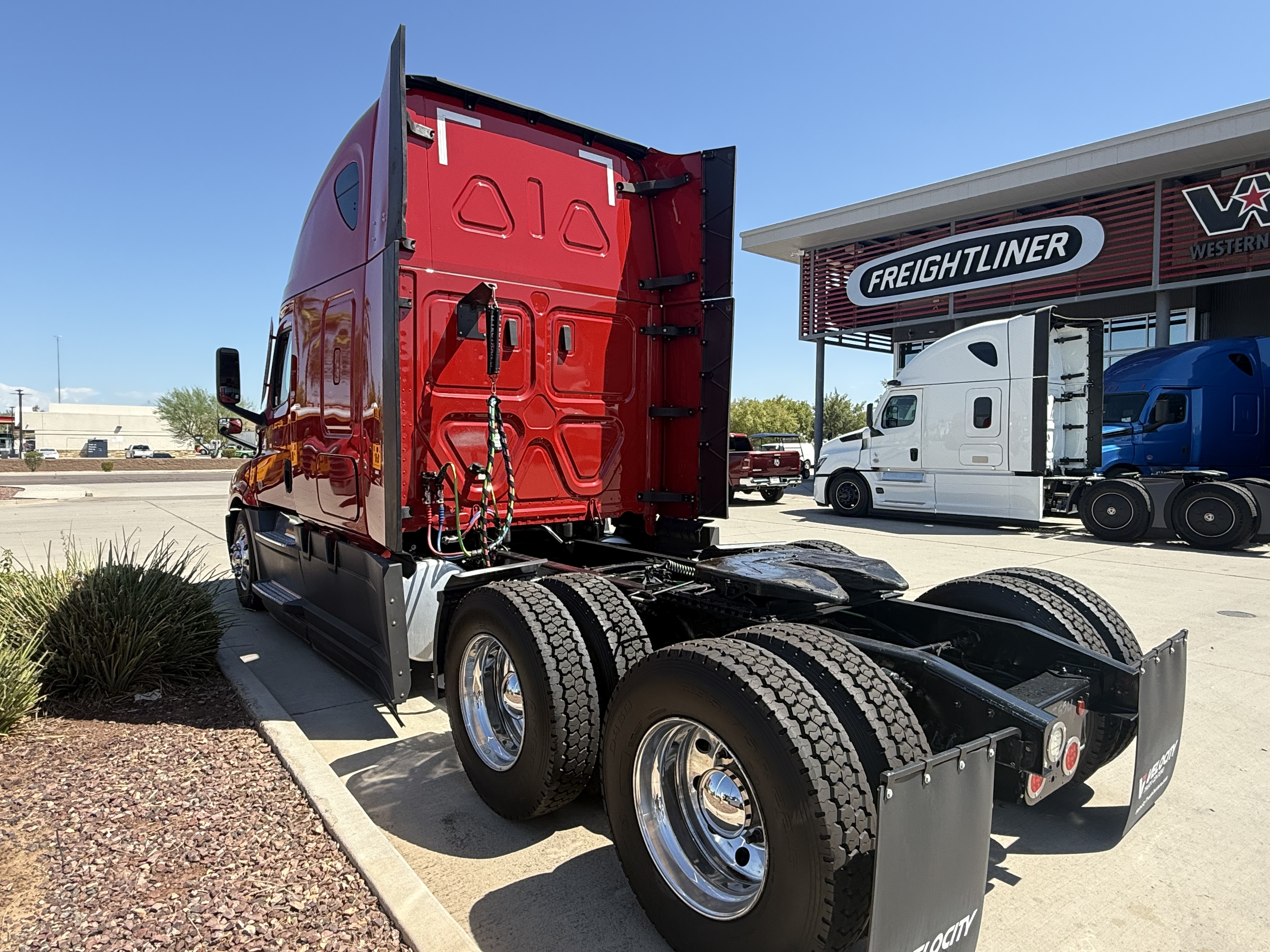 2021 FREIGHTLINER CASCADIA 126SLP - image 4