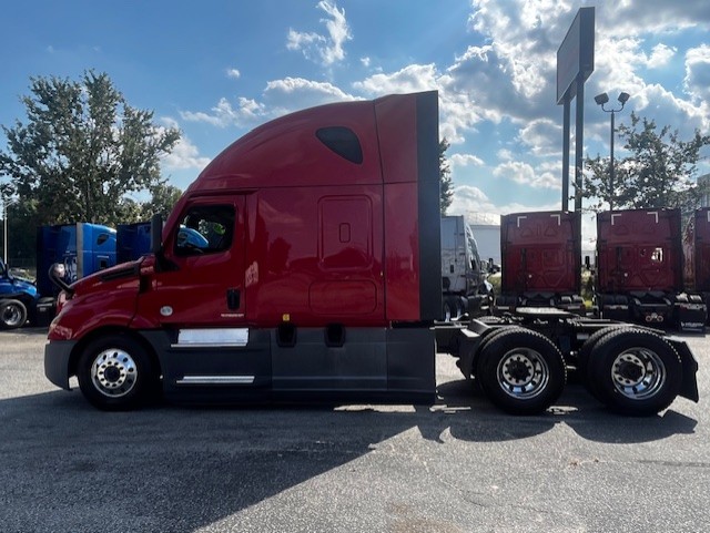 2021 FREIGHTLINER CASCADIA 126SLP - image 2