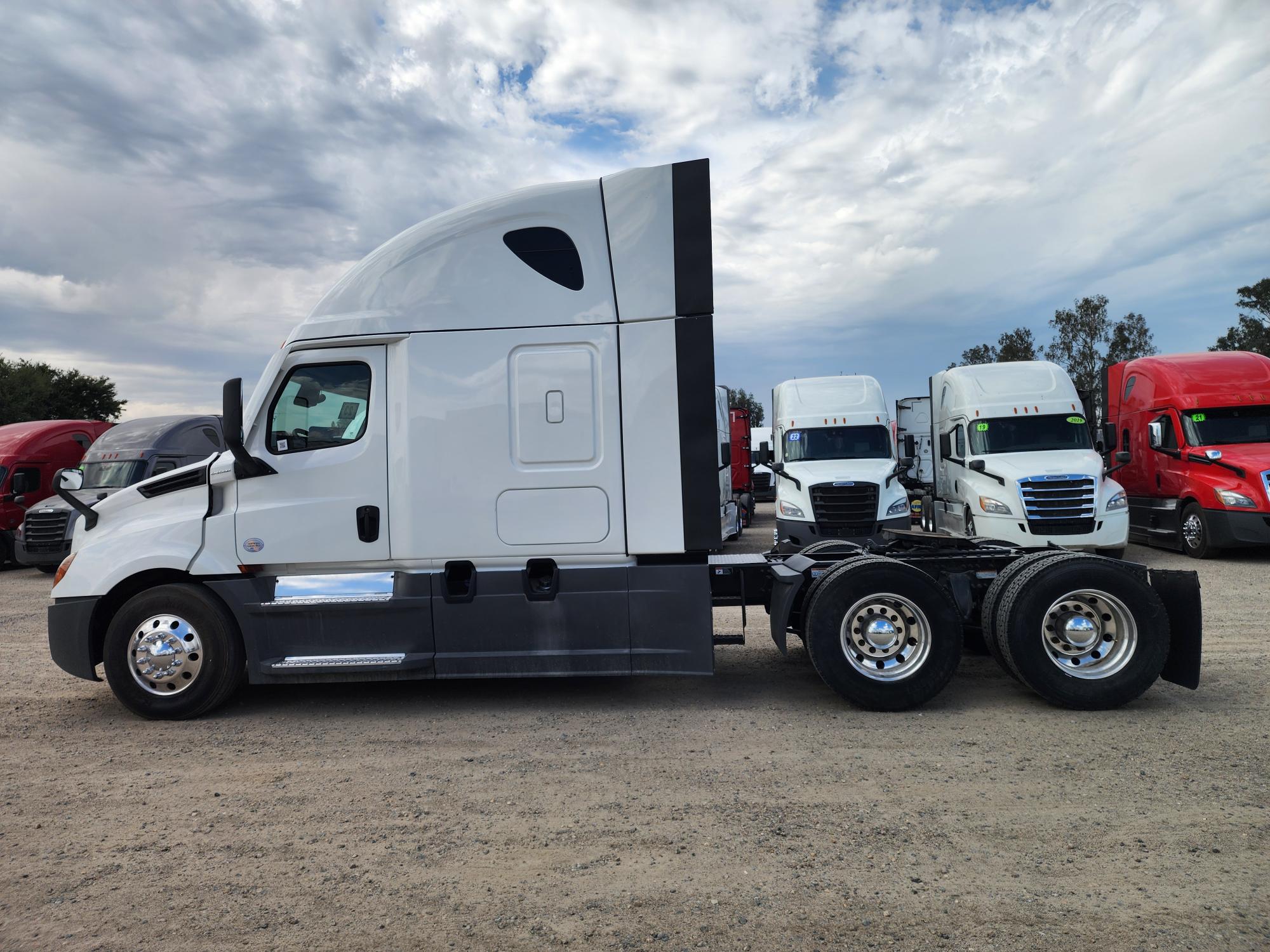 2023 FREIGHTLINER CASCADIA 126SLP - image 3