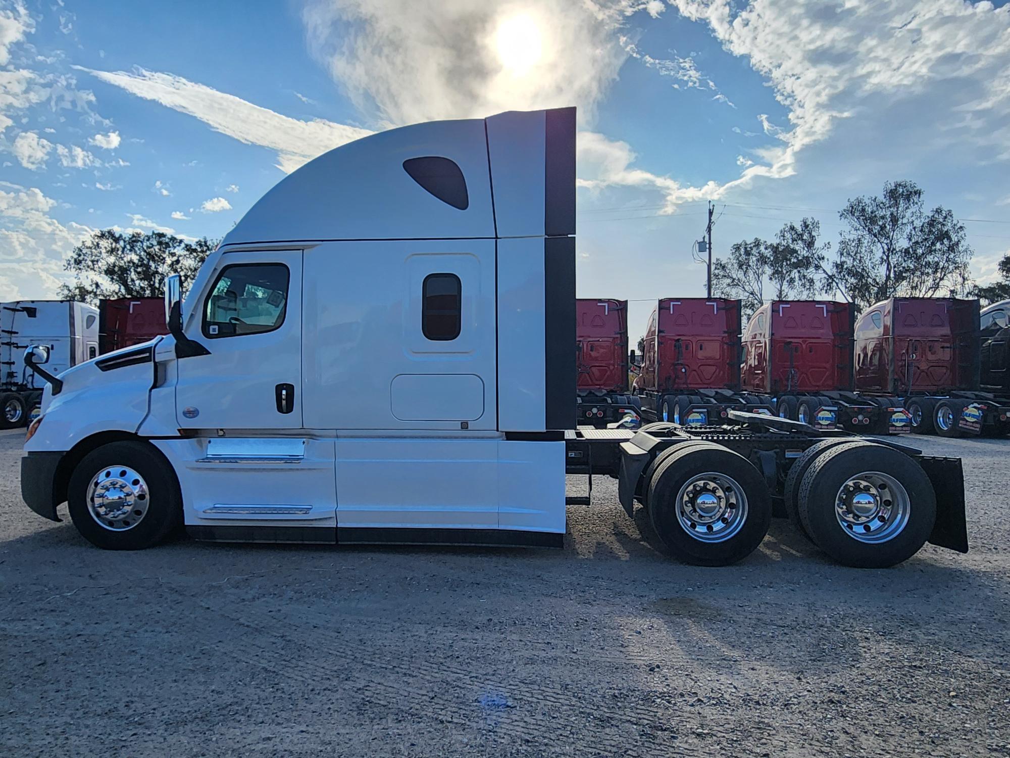 2022 FREIGHTLINER CASCADIA 126SLP - image 3