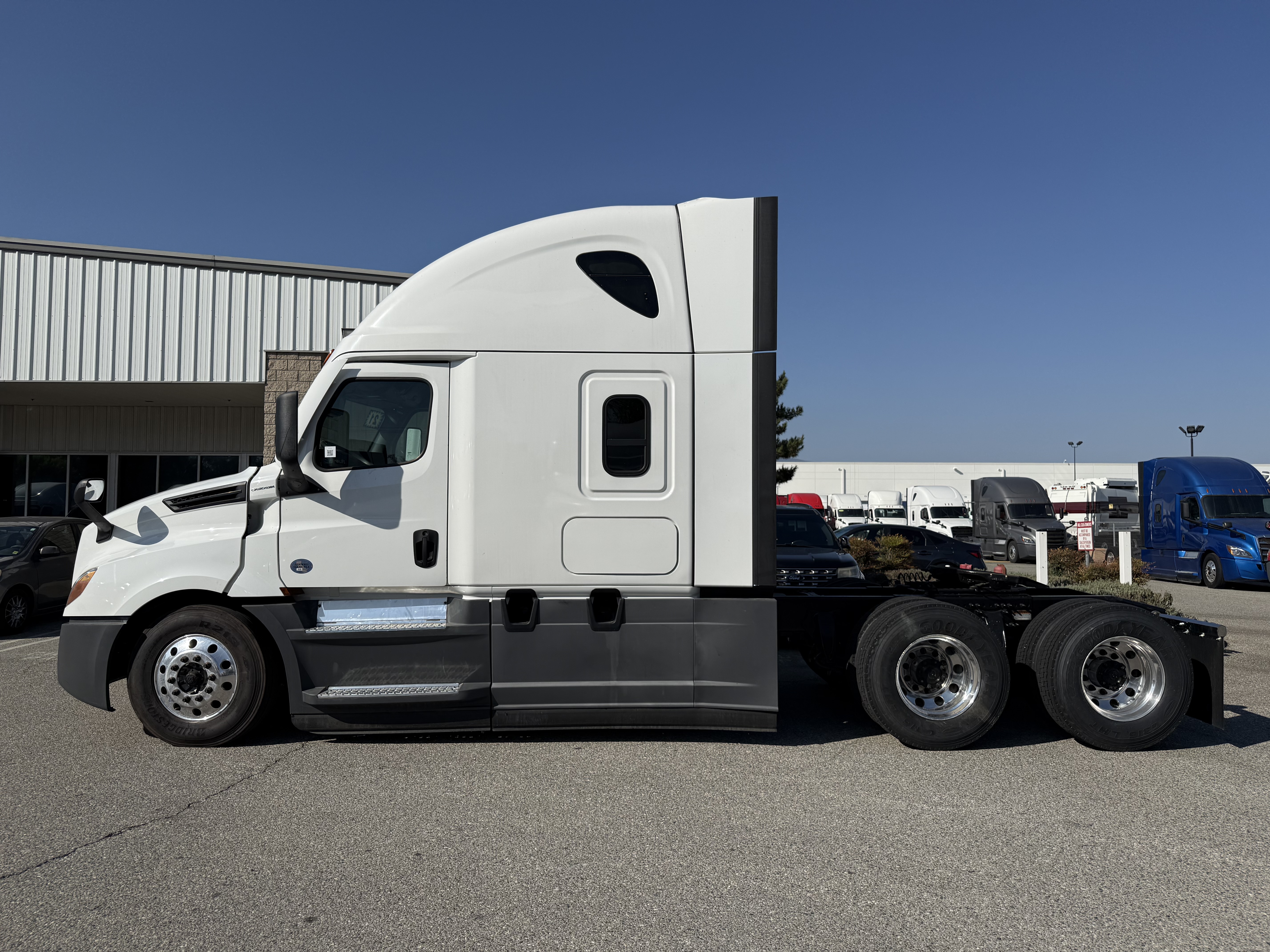 2021 FREIGHTLINER CASCADIA 126SLP - image 3