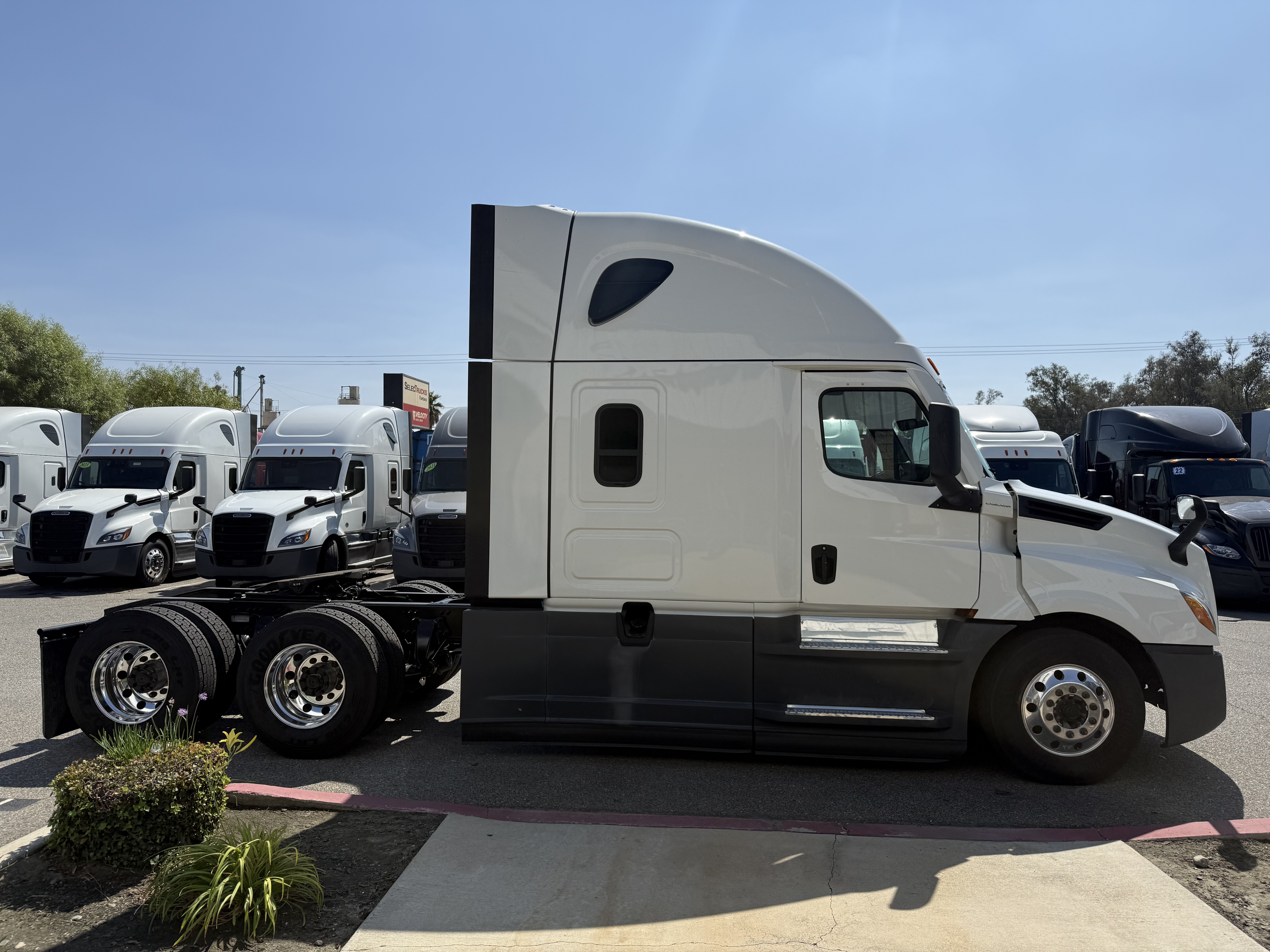 2021 FREIGHTLINER CASCADIA 126SLP - image 9