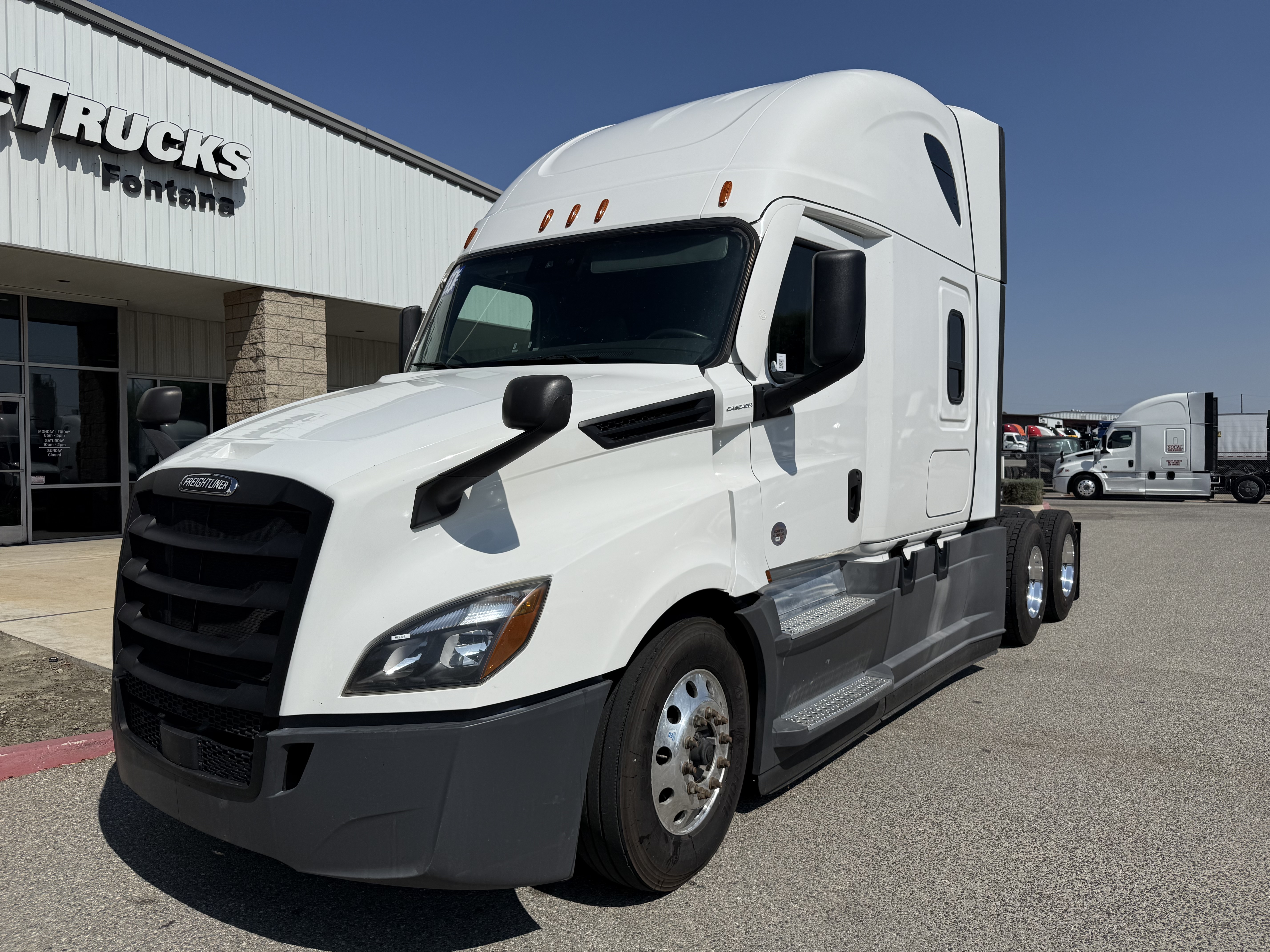 2021 FREIGHTLINER CASCADIA 126SLP - image 1