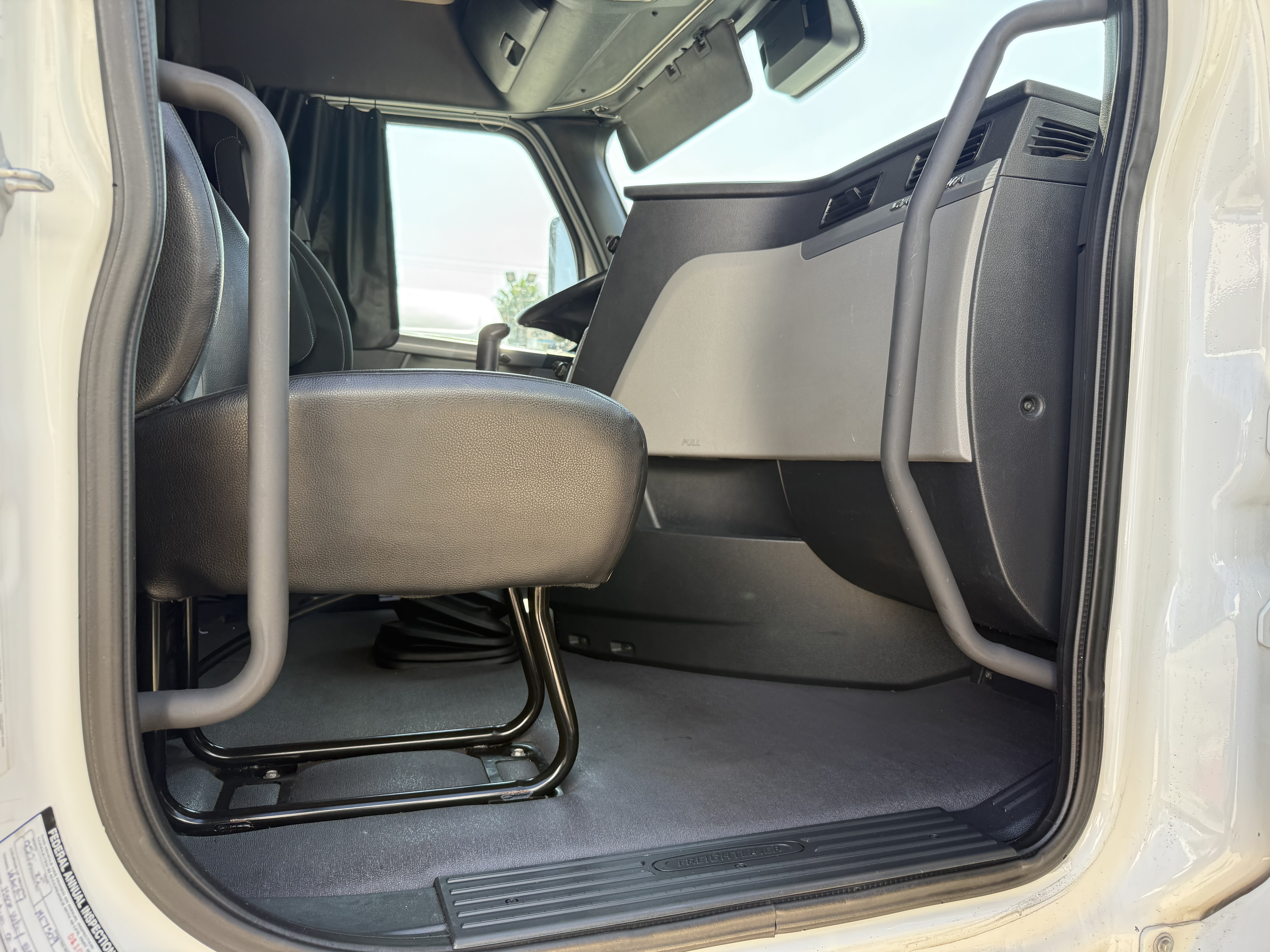 2021 FREIGHTLINER CASCADIA 126SLP - image 17