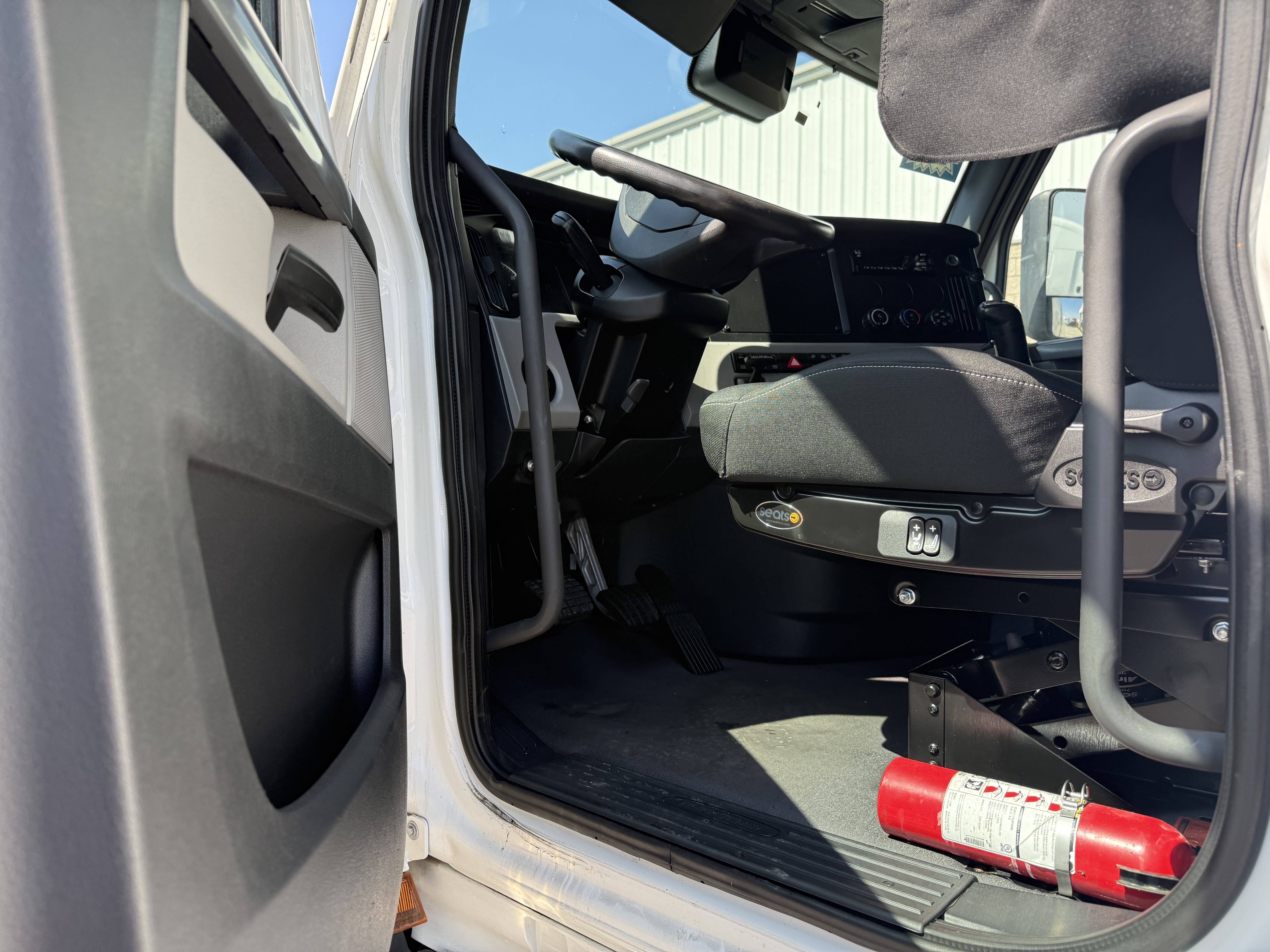 2021 FREIGHTLINER CASCADIA 126SLP - image 18