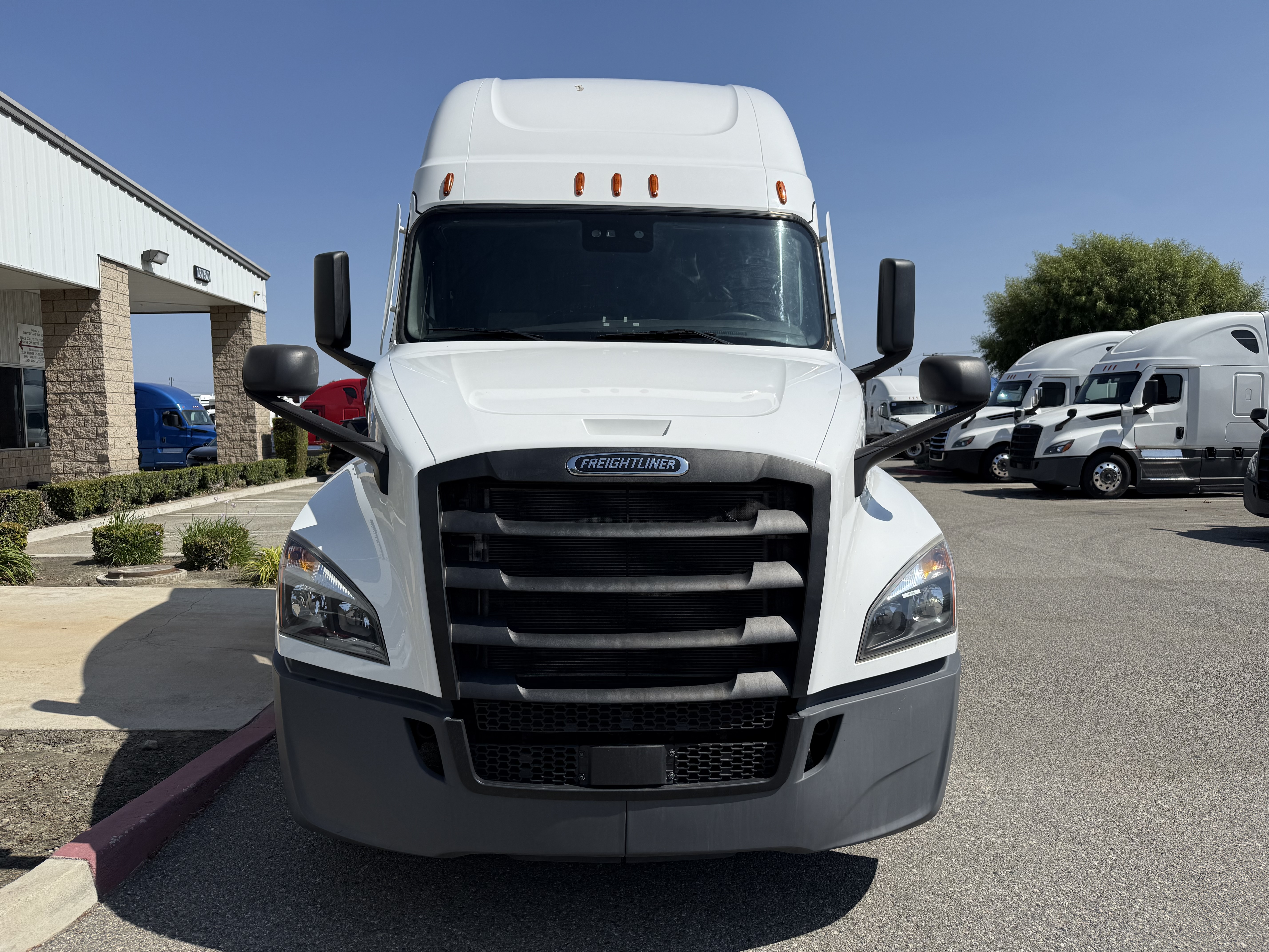 2021 FREIGHTLINER CASCADIA 126SLP - image 2