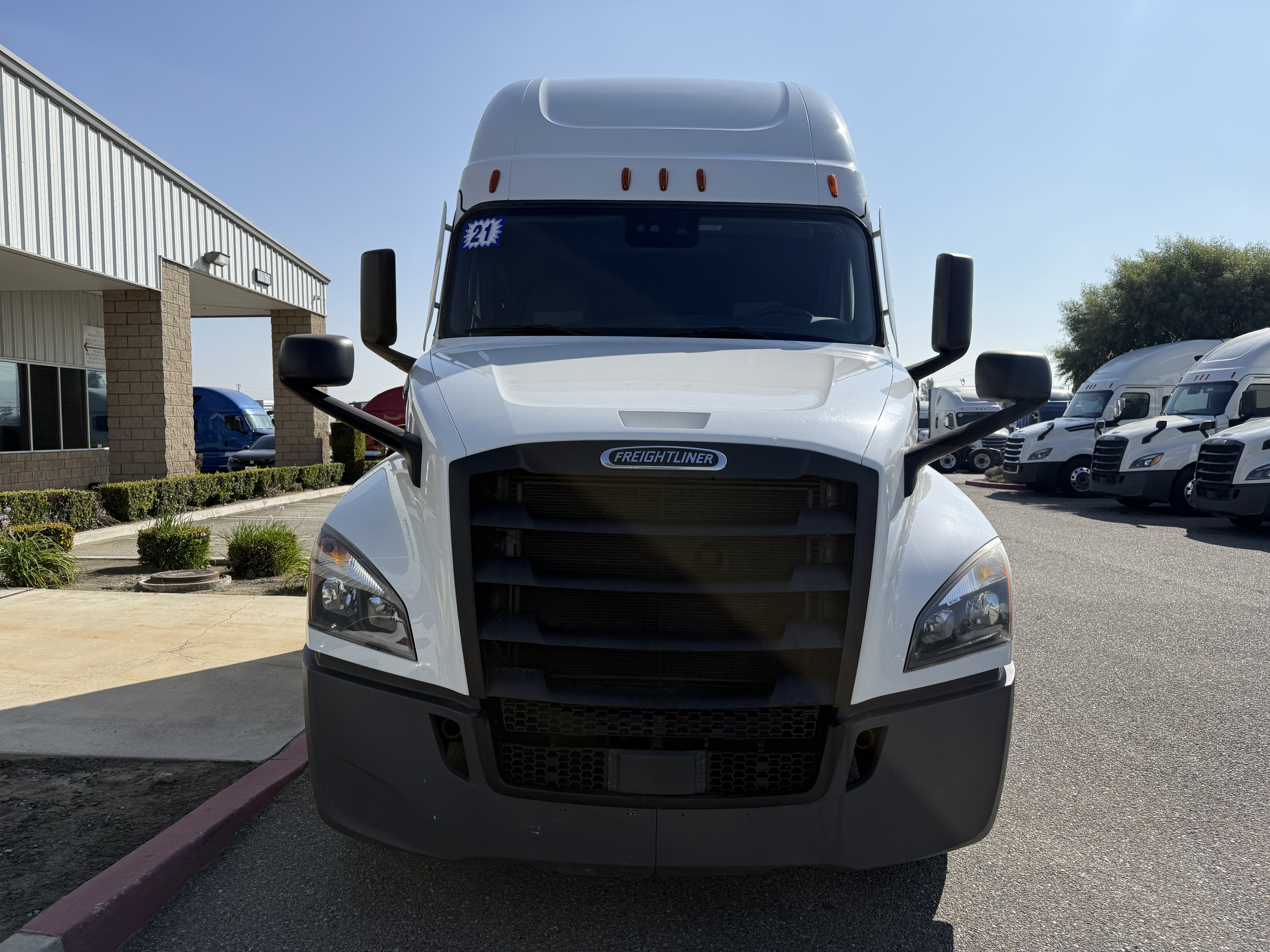 2021 FREIGHTLINER CASCADIA 126SLP - image 2