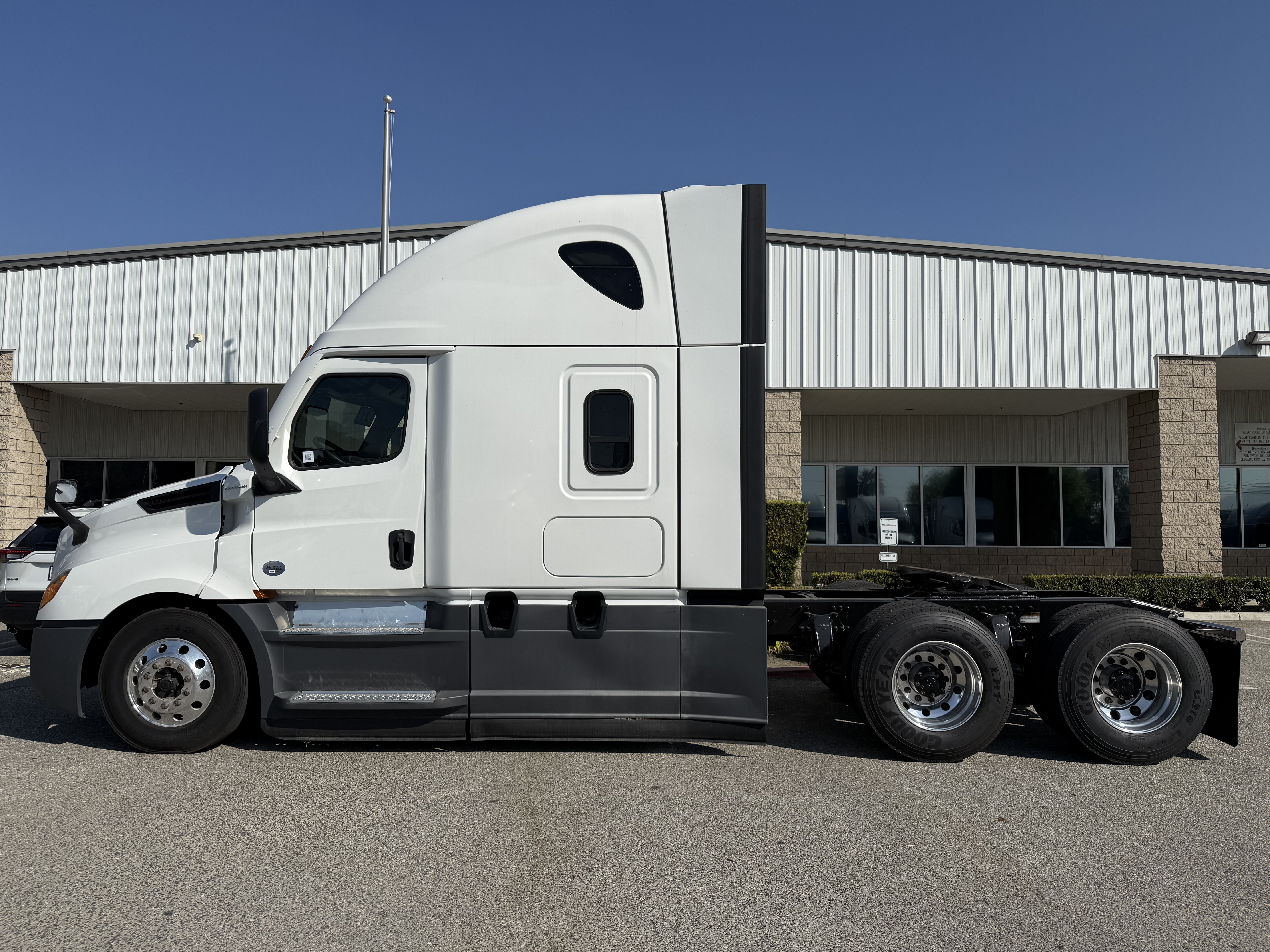 2021 FREIGHTLINER CASCADIA 126SLP - image 3