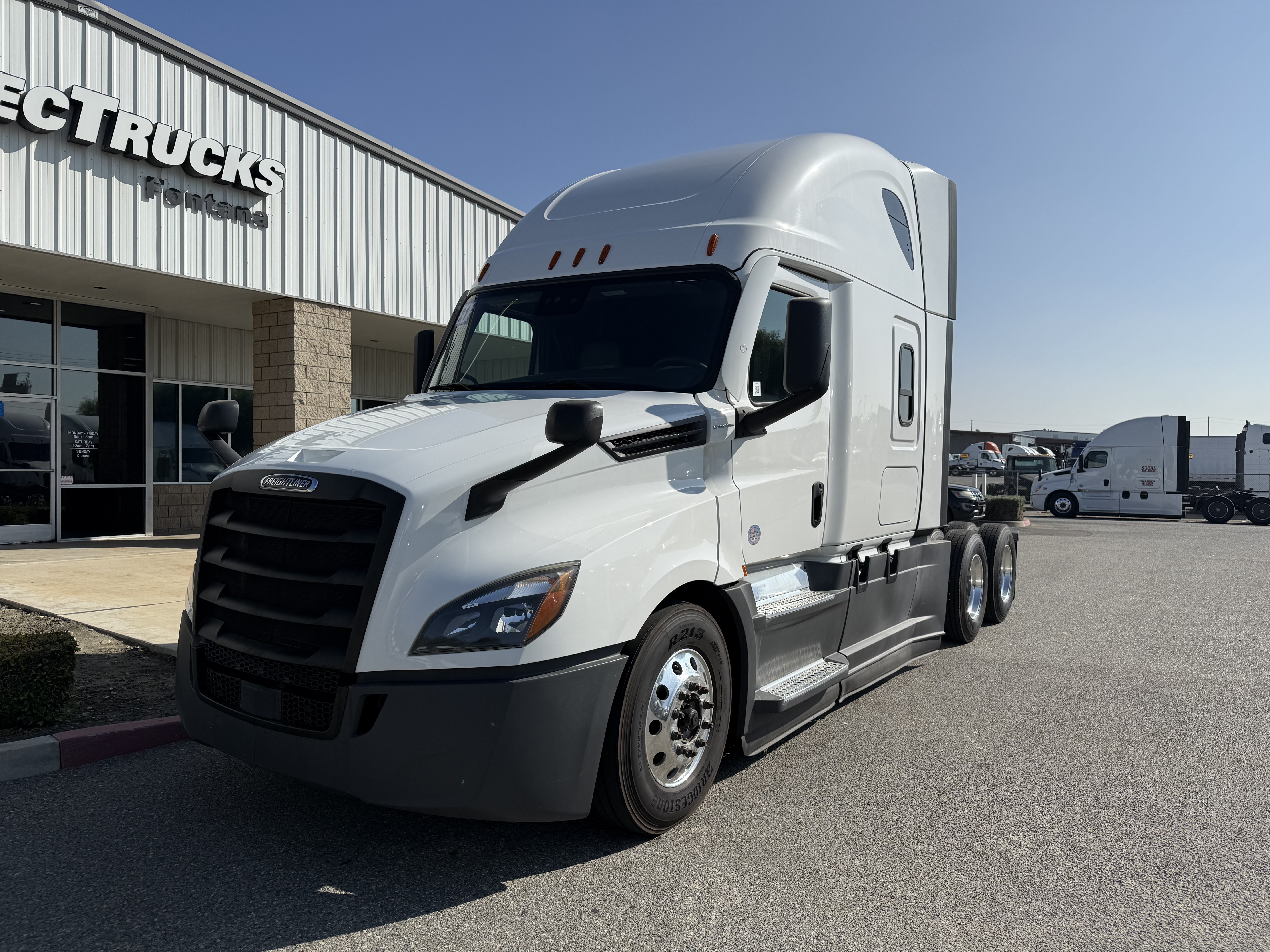 2021 FREIGHTLINER CASCADIA 126SLP - image 1