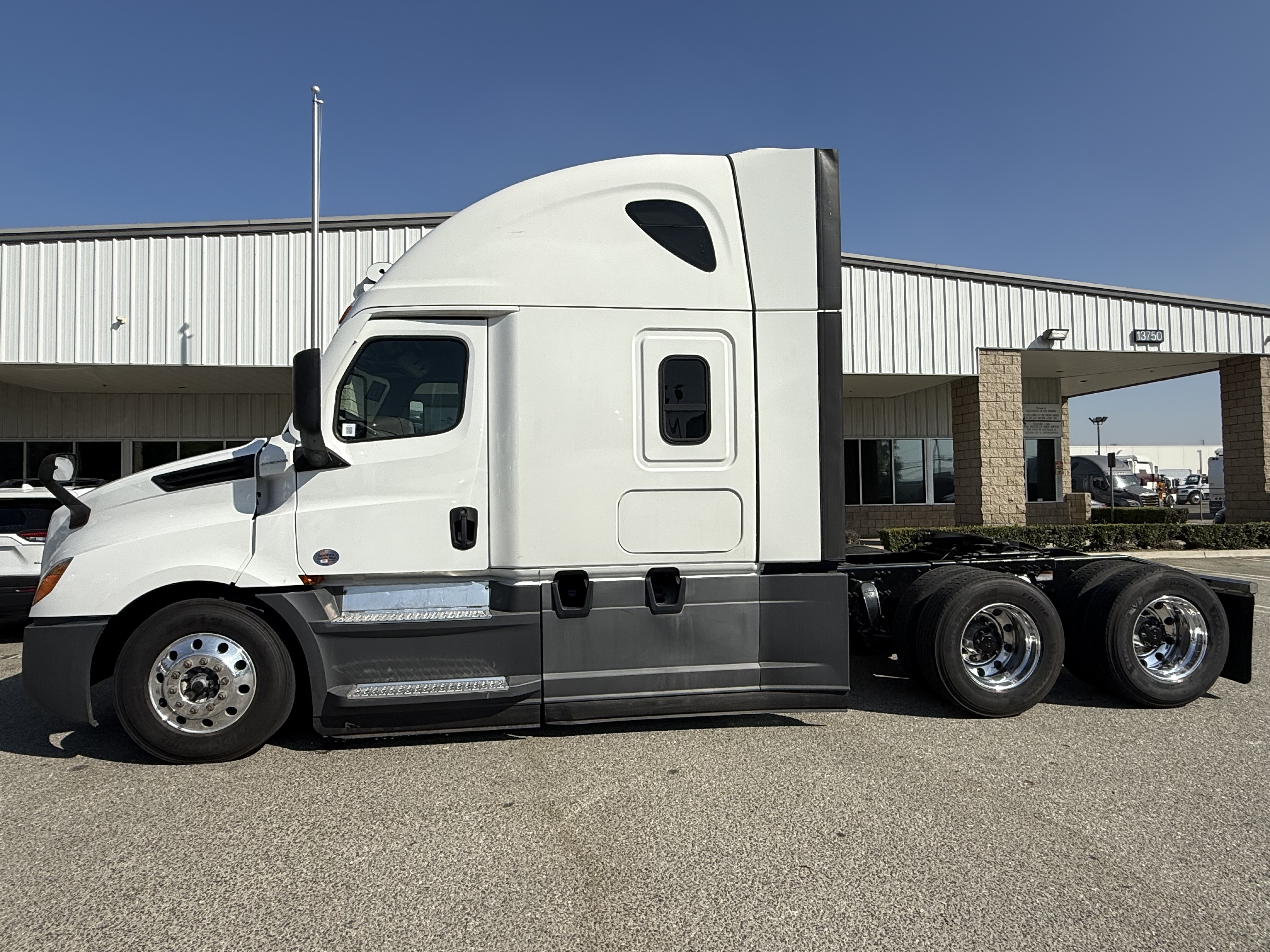2021 FREIGHTLINER CASCADIA 126SLP - image 3