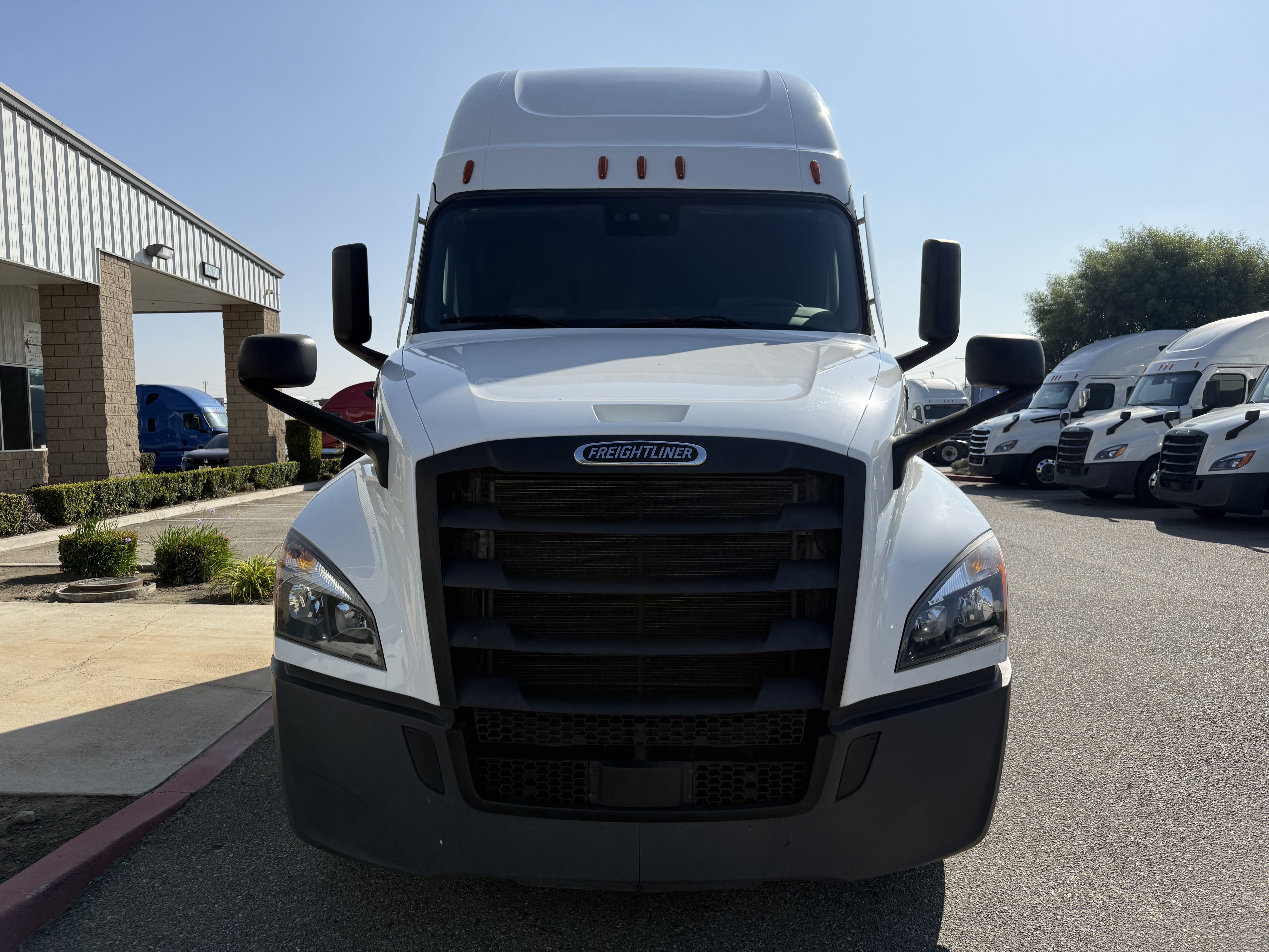 2021 FREIGHTLINER CASCADIA 126SLP - image 2