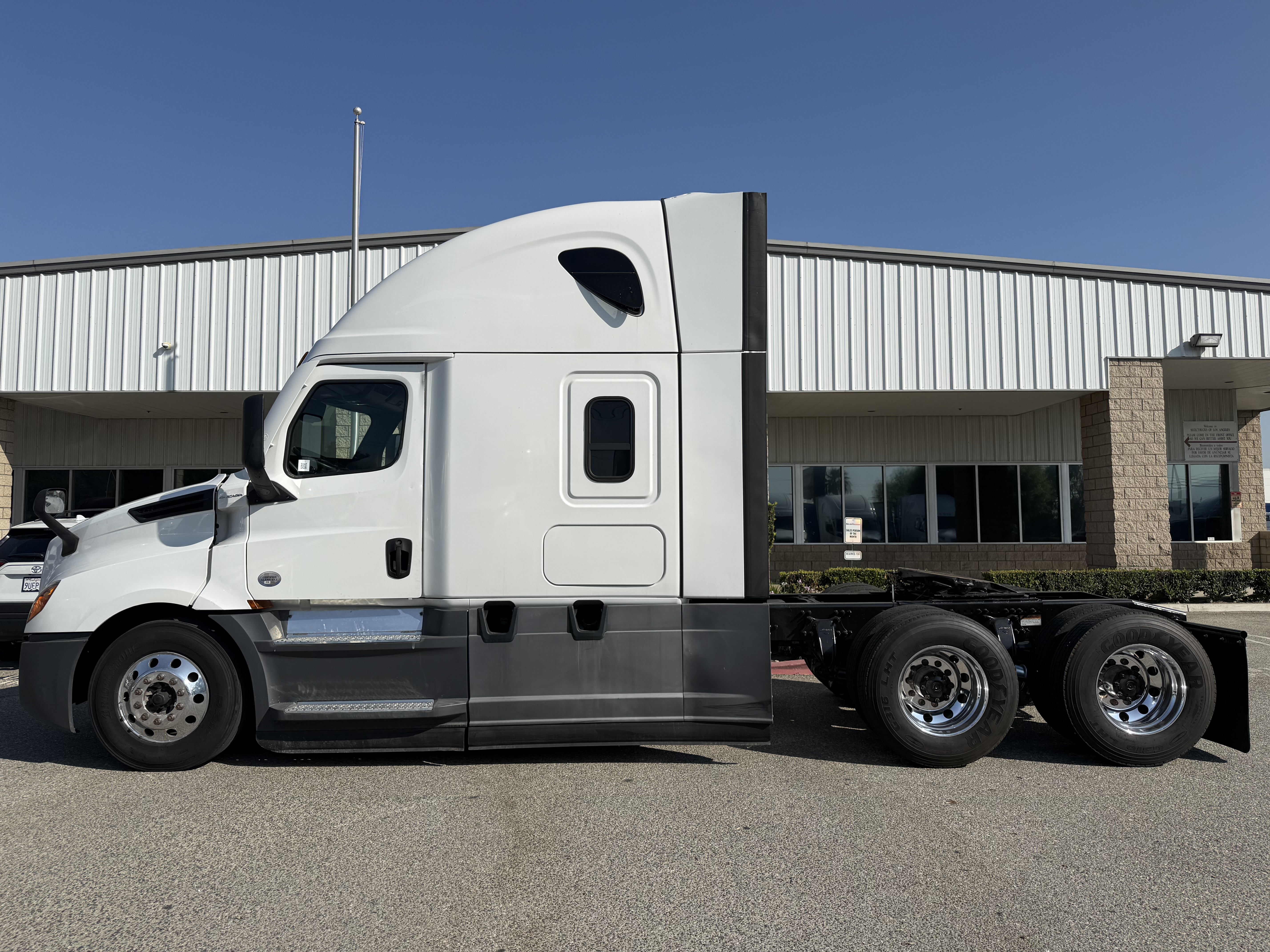 2021 FREIGHTLINER CASCADIA 126SLP - image 3