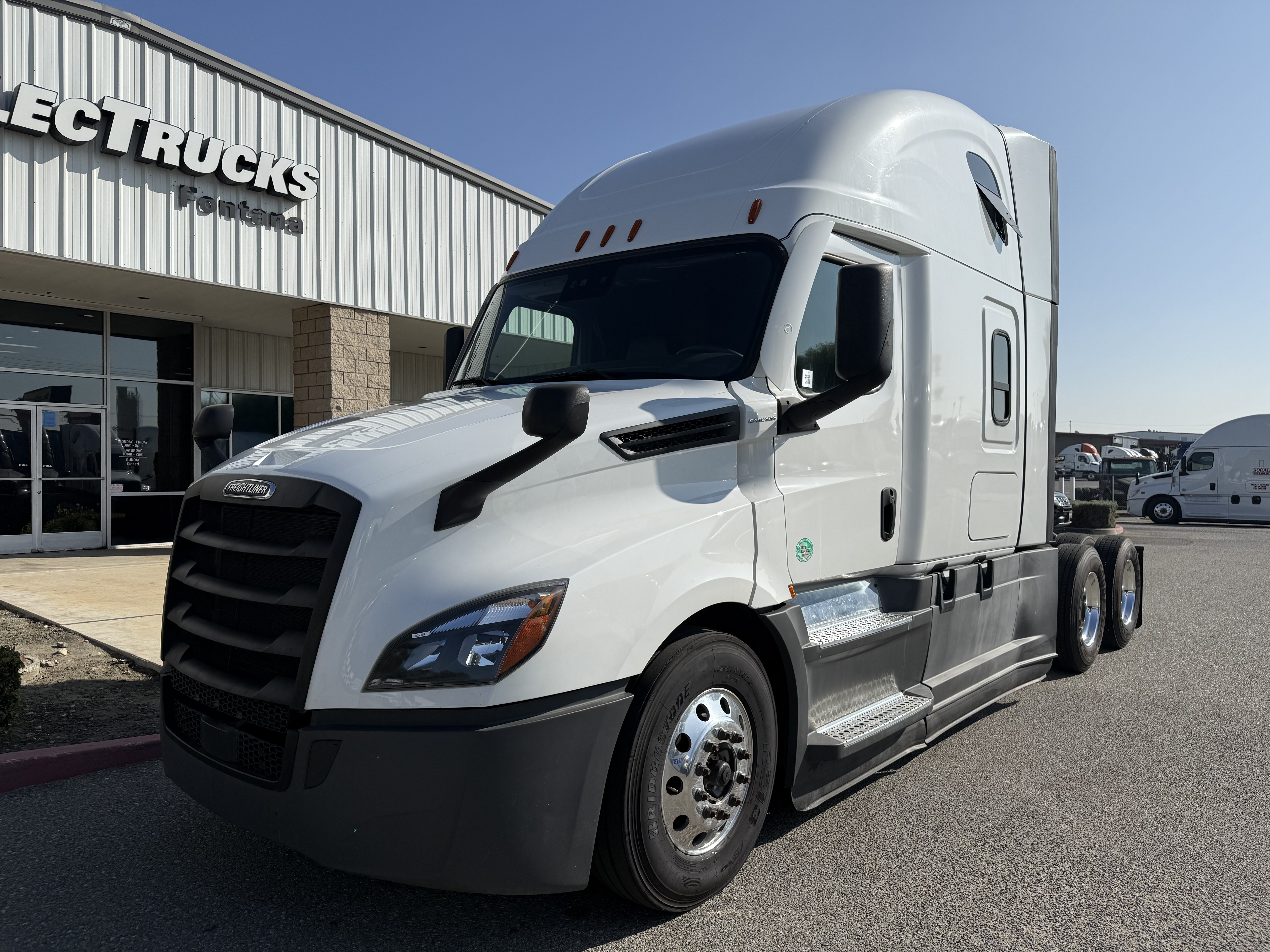 2021 FREIGHTLINER CASCADIA 126SLP - image 1