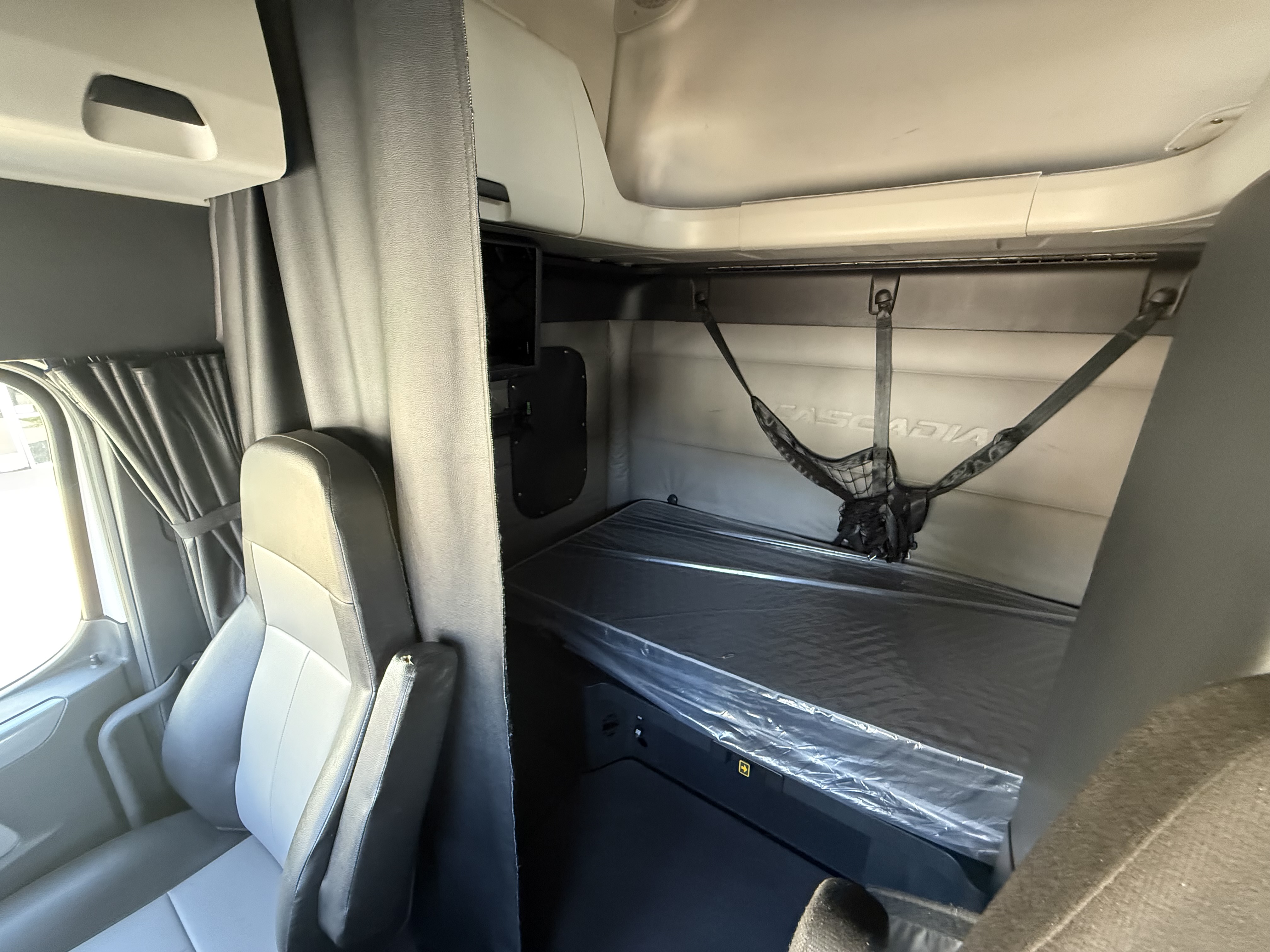 2021 FREIGHTLINER CASCADIA 126SLP - image 21