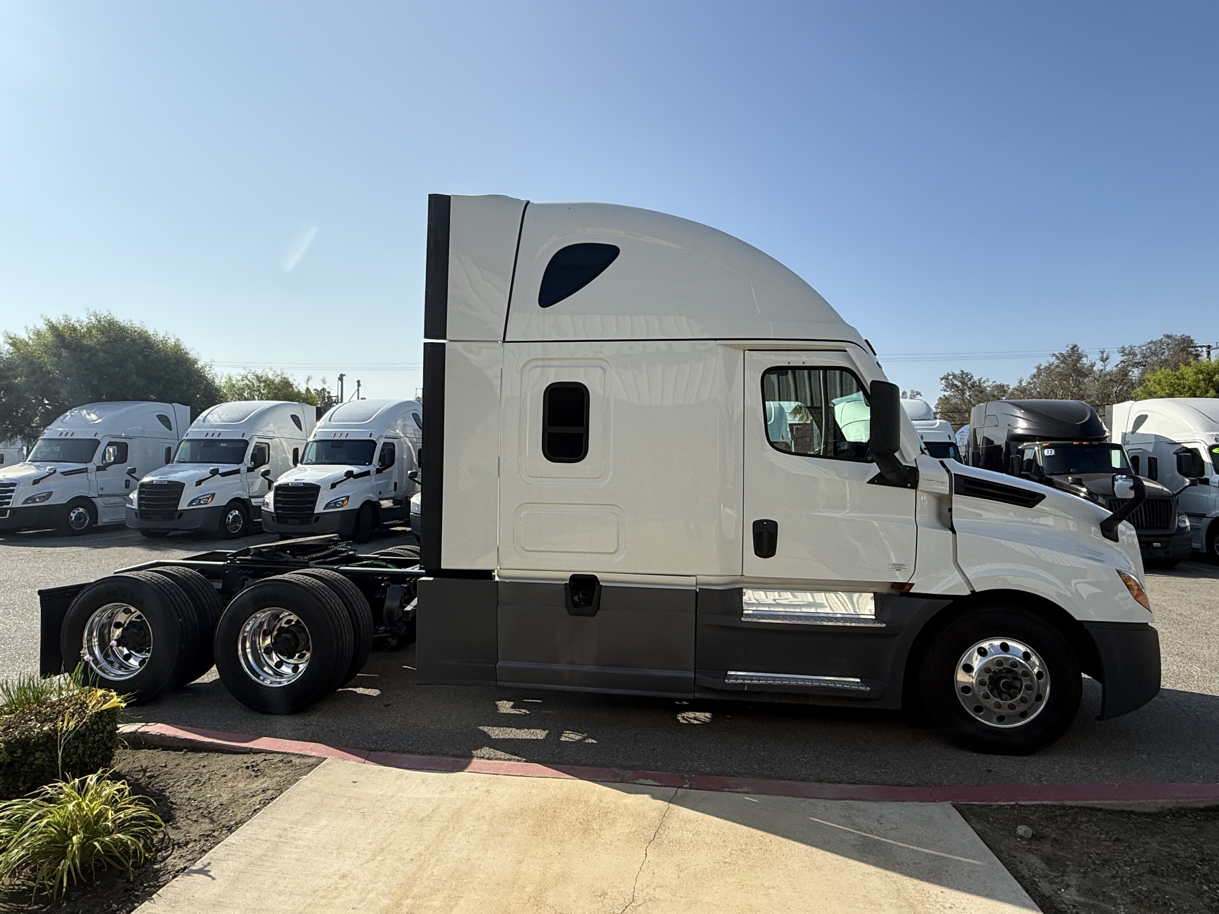 2021 FREIGHTLINER CASCADIA 126SLP - image 10