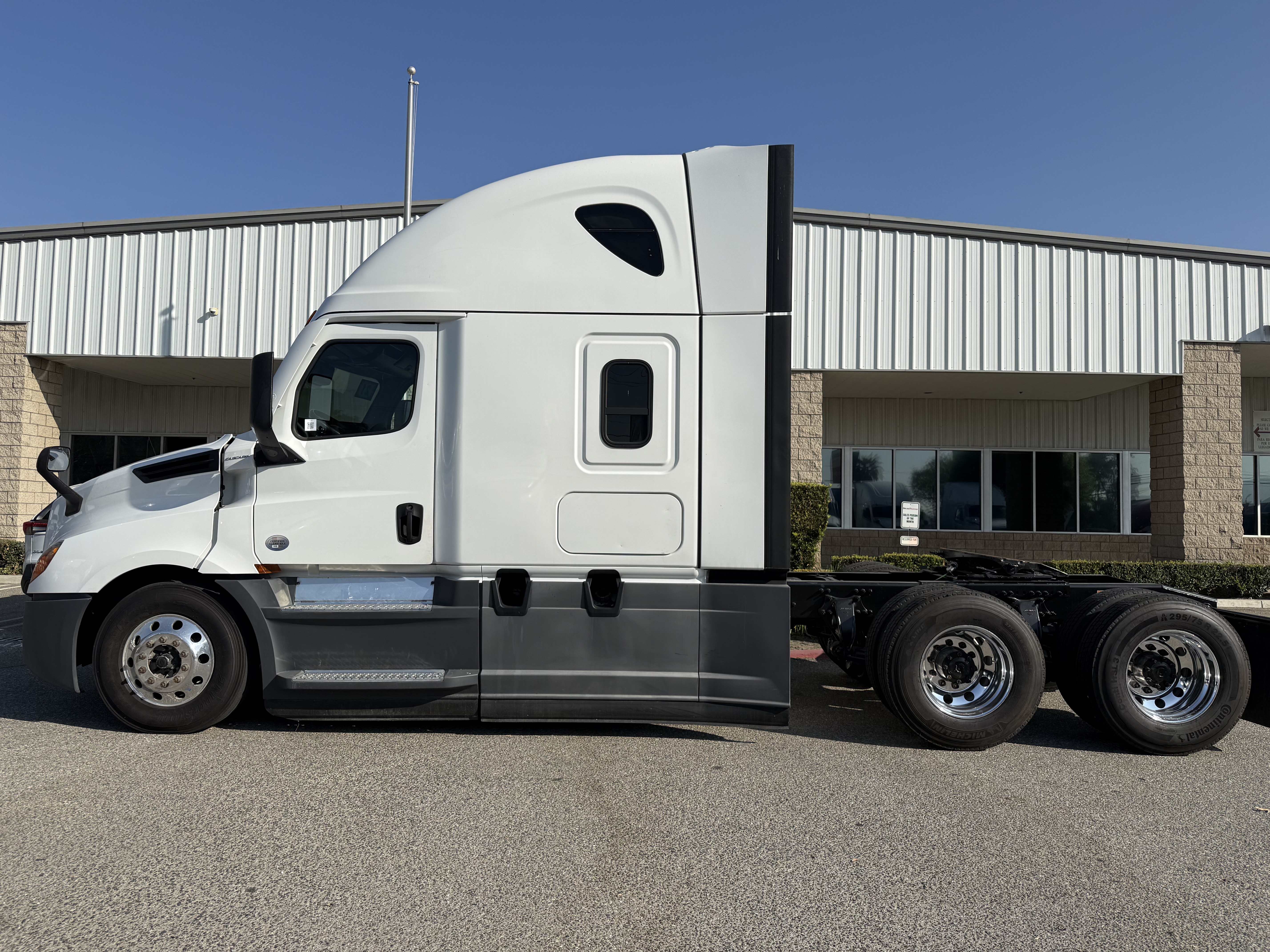 2021 FREIGHTLINER CASCADIA 126SLP - image 3