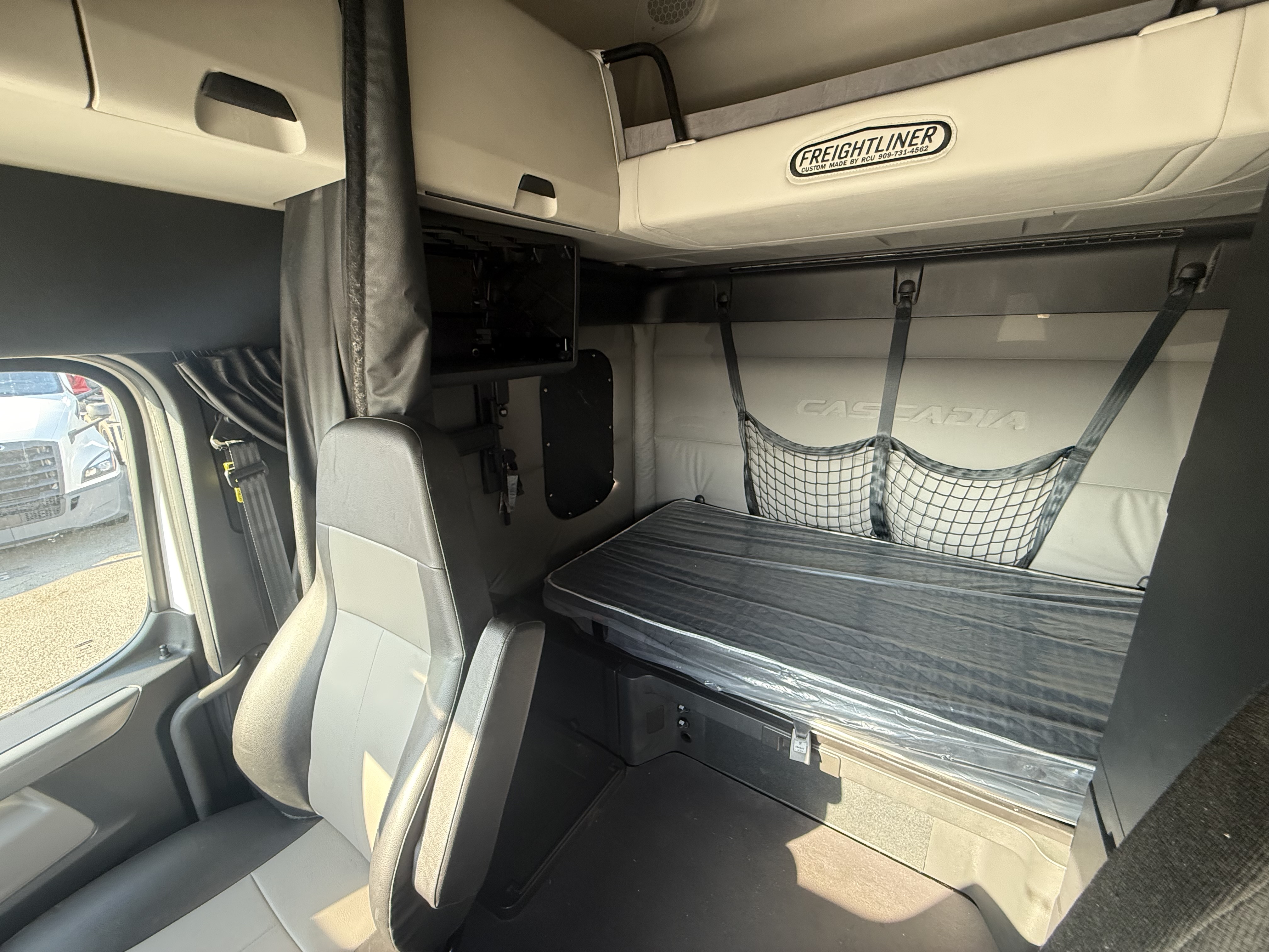 2021 FREIGHTLINER CASCADIA 126SLP - image 19