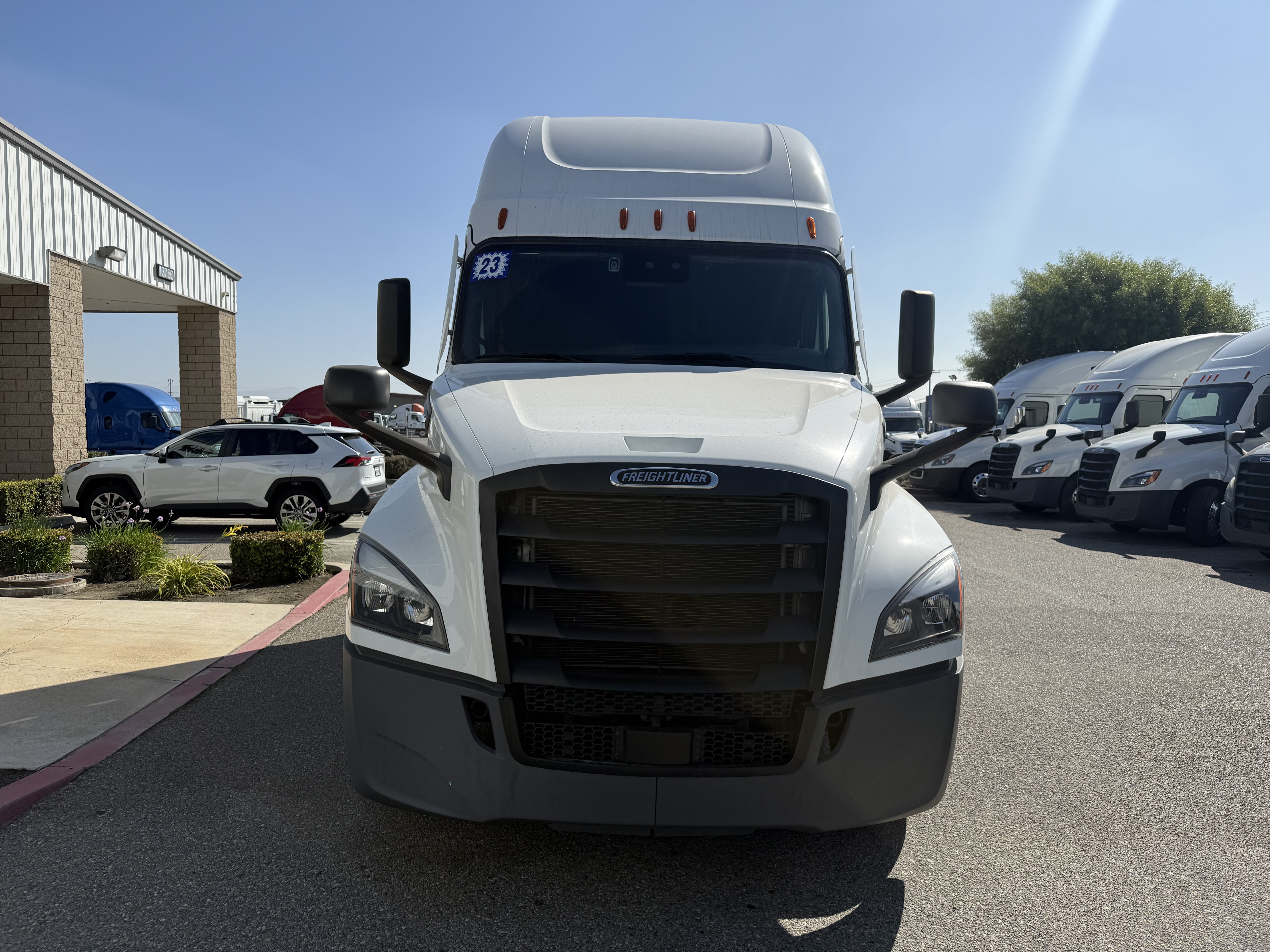 2023 FREIGHTLINER CASCADIA 126SLP - image 2