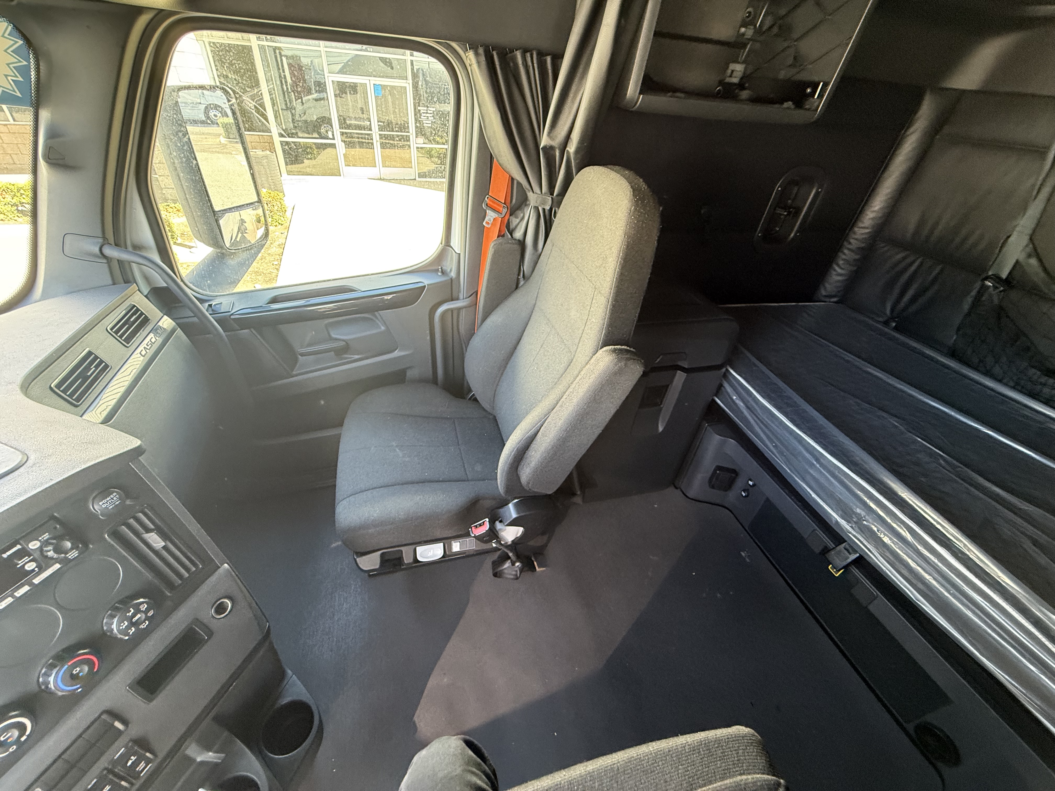 2023 FREIGHTLINER CASCADIA 126SLP - image 17