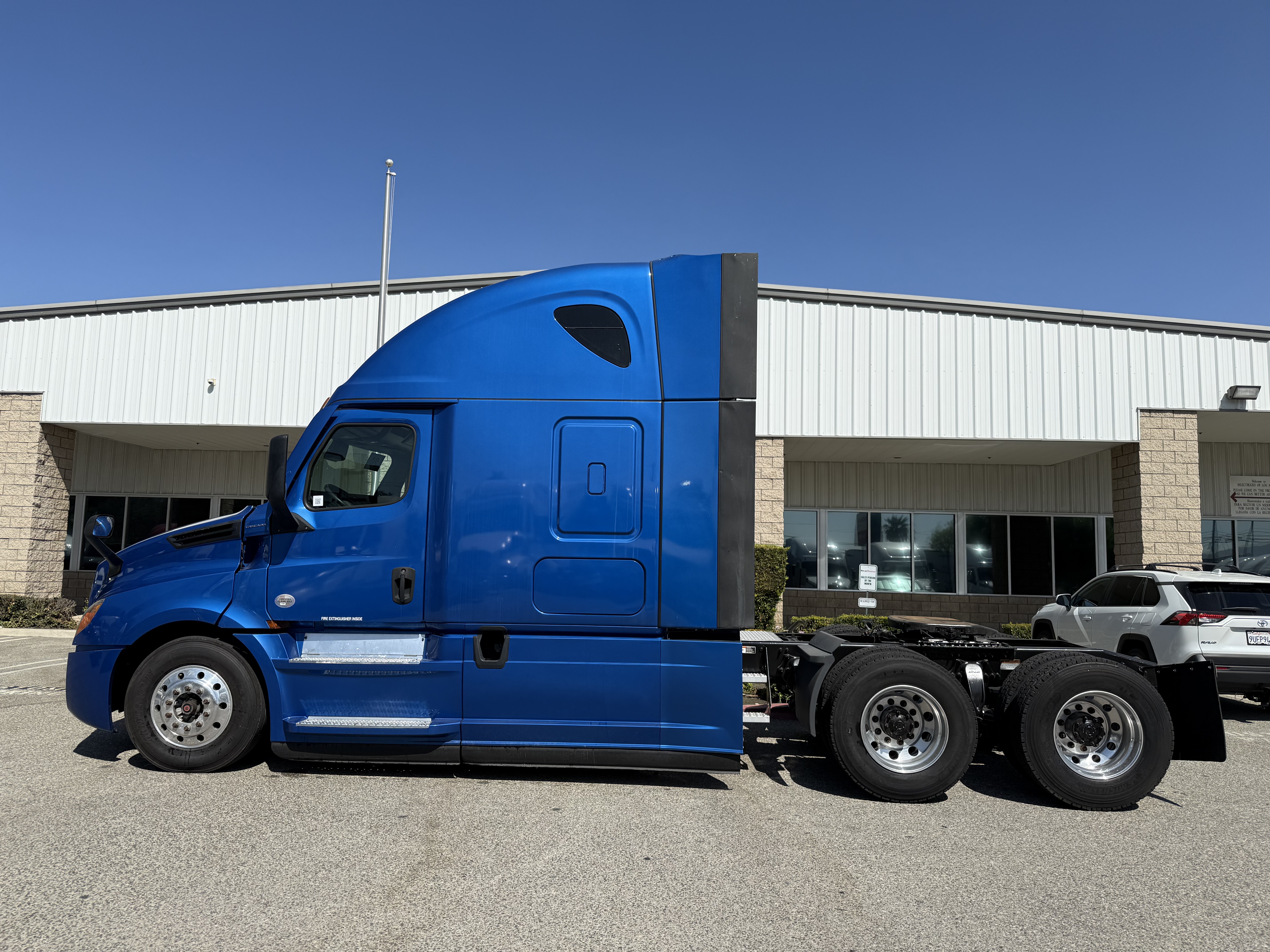 2020 FREIGHTLINER CASCADIA 126SLP - image 3