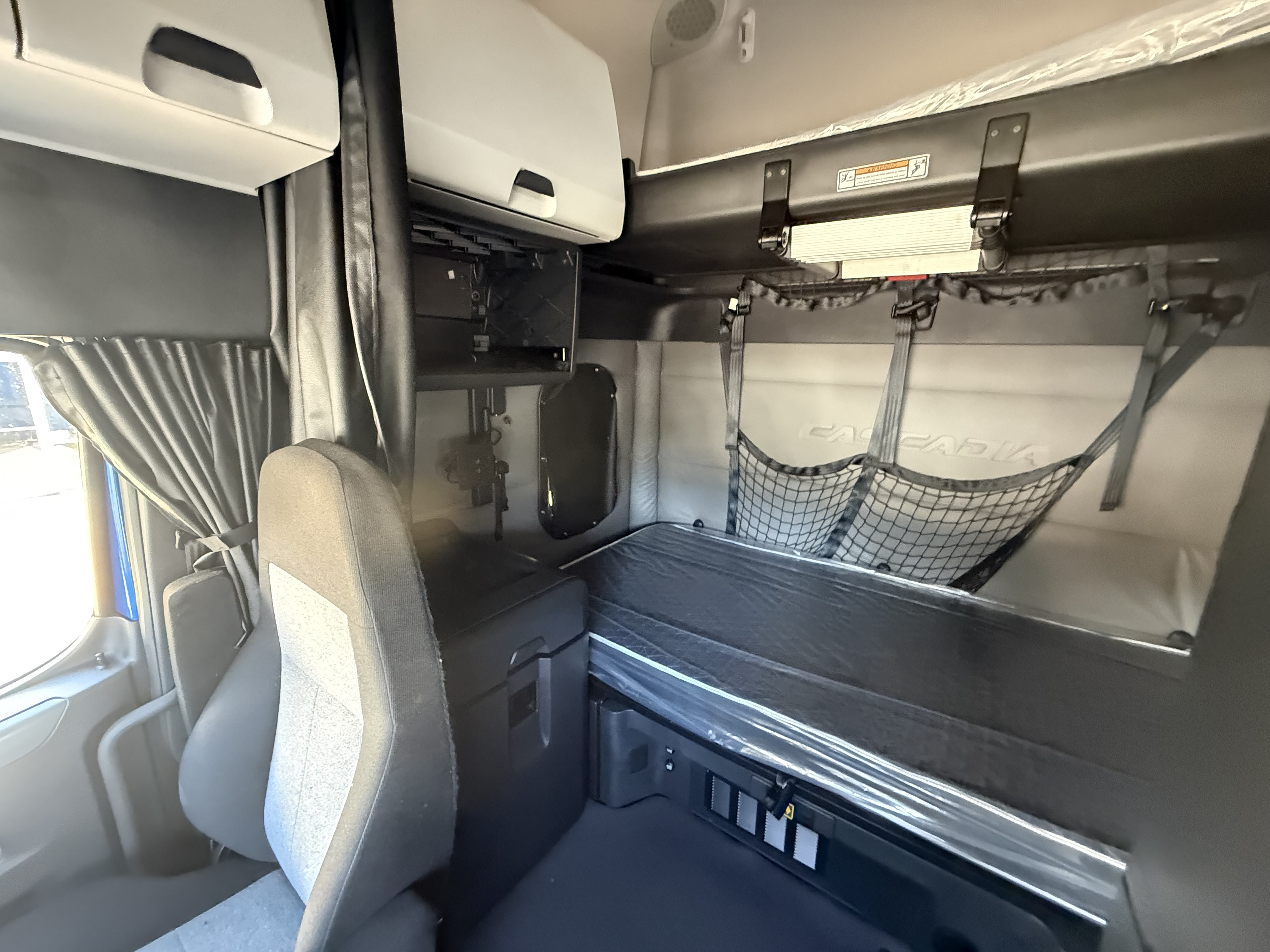 2020 FREIGHTLINER CASCADIA 126SLP - image 16