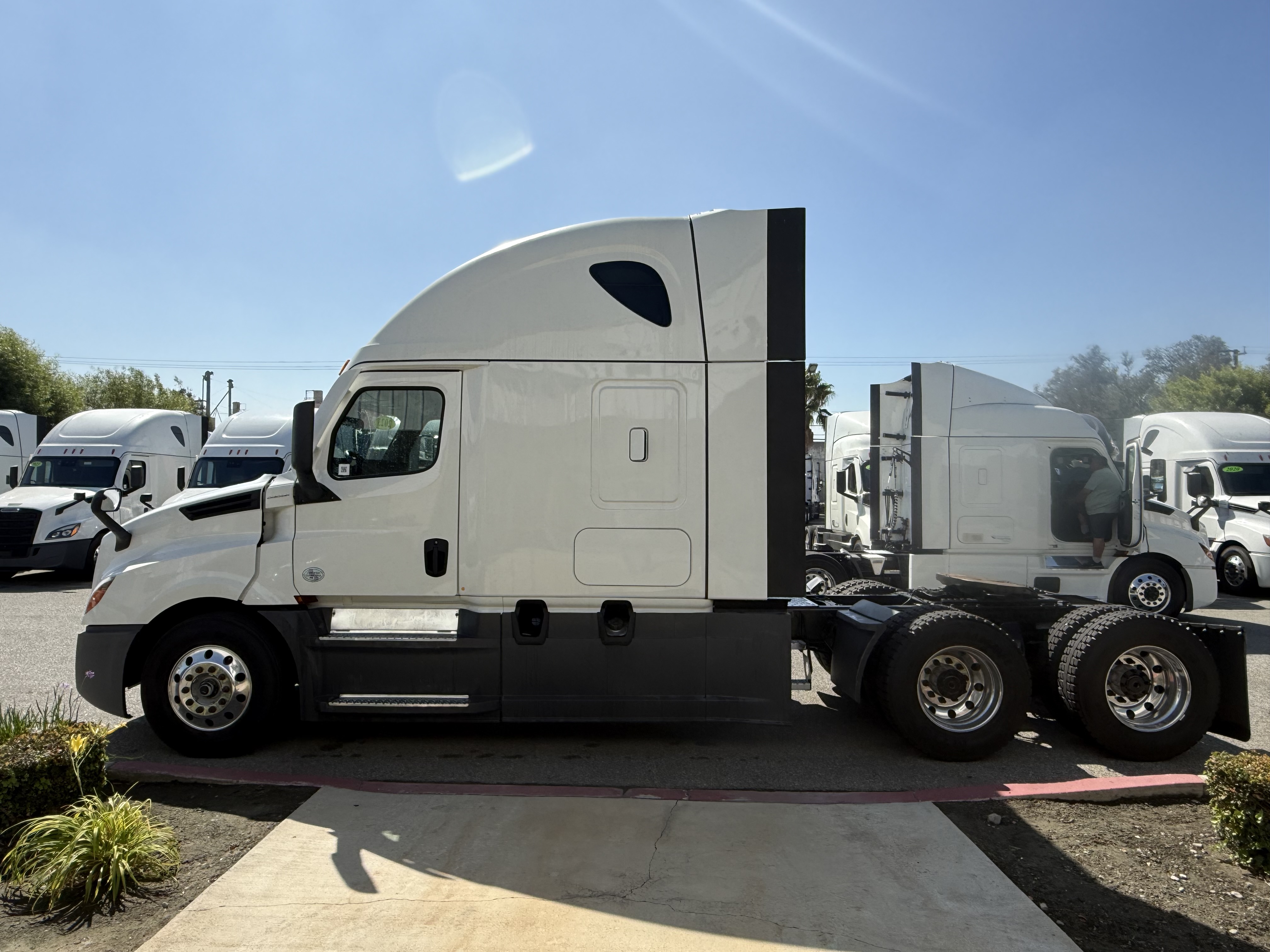 2023 FREIGHTLINER CASCADIA 126SLP - image 3