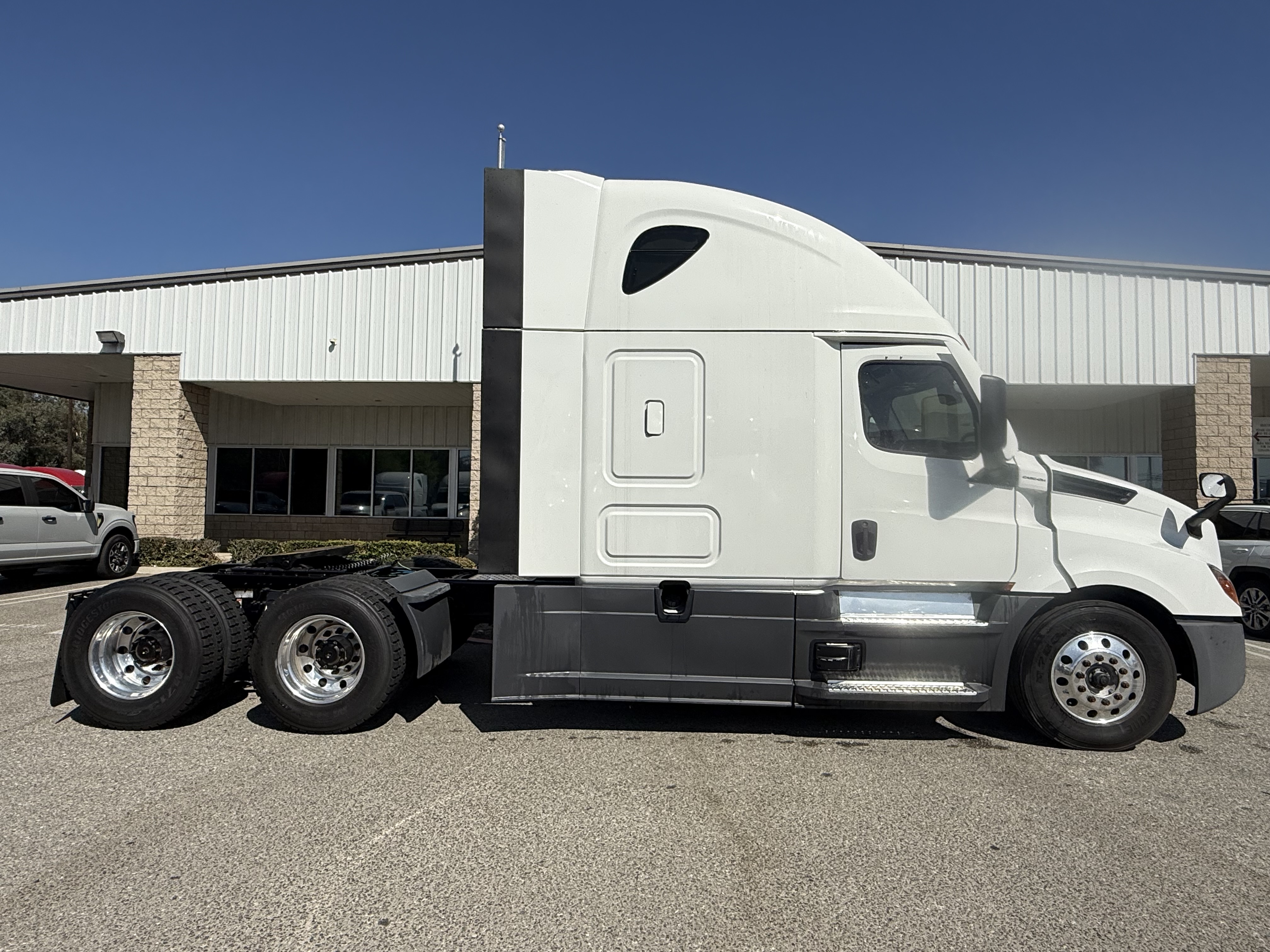 2023 FREIGHTLINER CASCADIA 126SLP - image 9