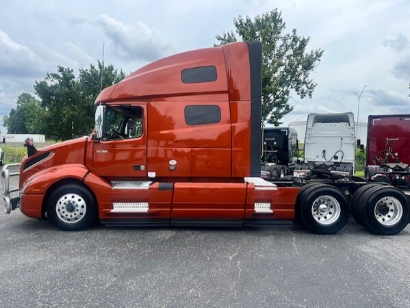 VOLVO VNL64T760 2024