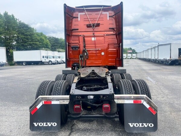 VOLVO VNL64T760 2024