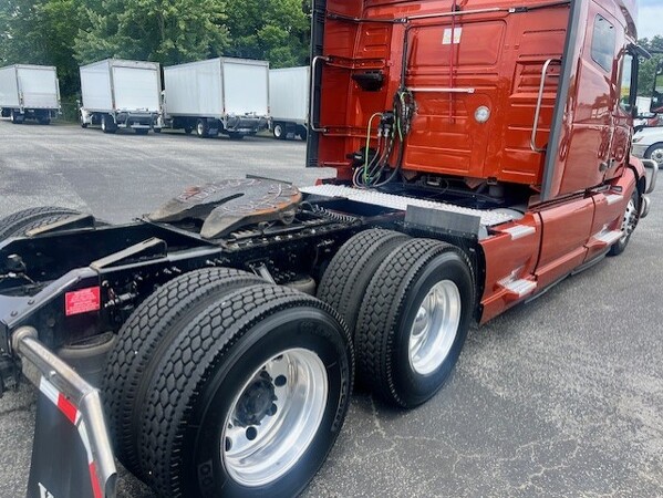 VOLVO VNL64T760 2024