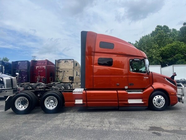 VOLVO VNL64T760 2024