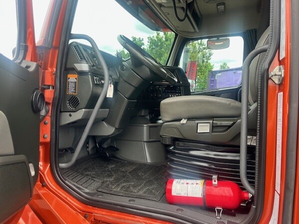VOLVO VNL64T760 2024