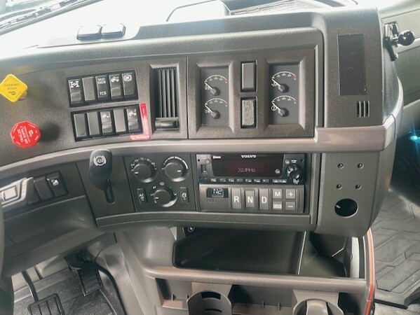 VOLVO VNL64T760 2024