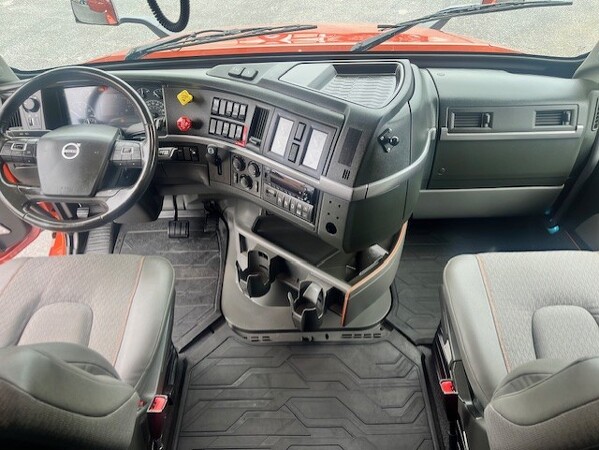 VOLVO VNL64T760 2024