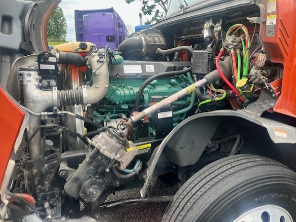VOLVO VNL64T760 2024