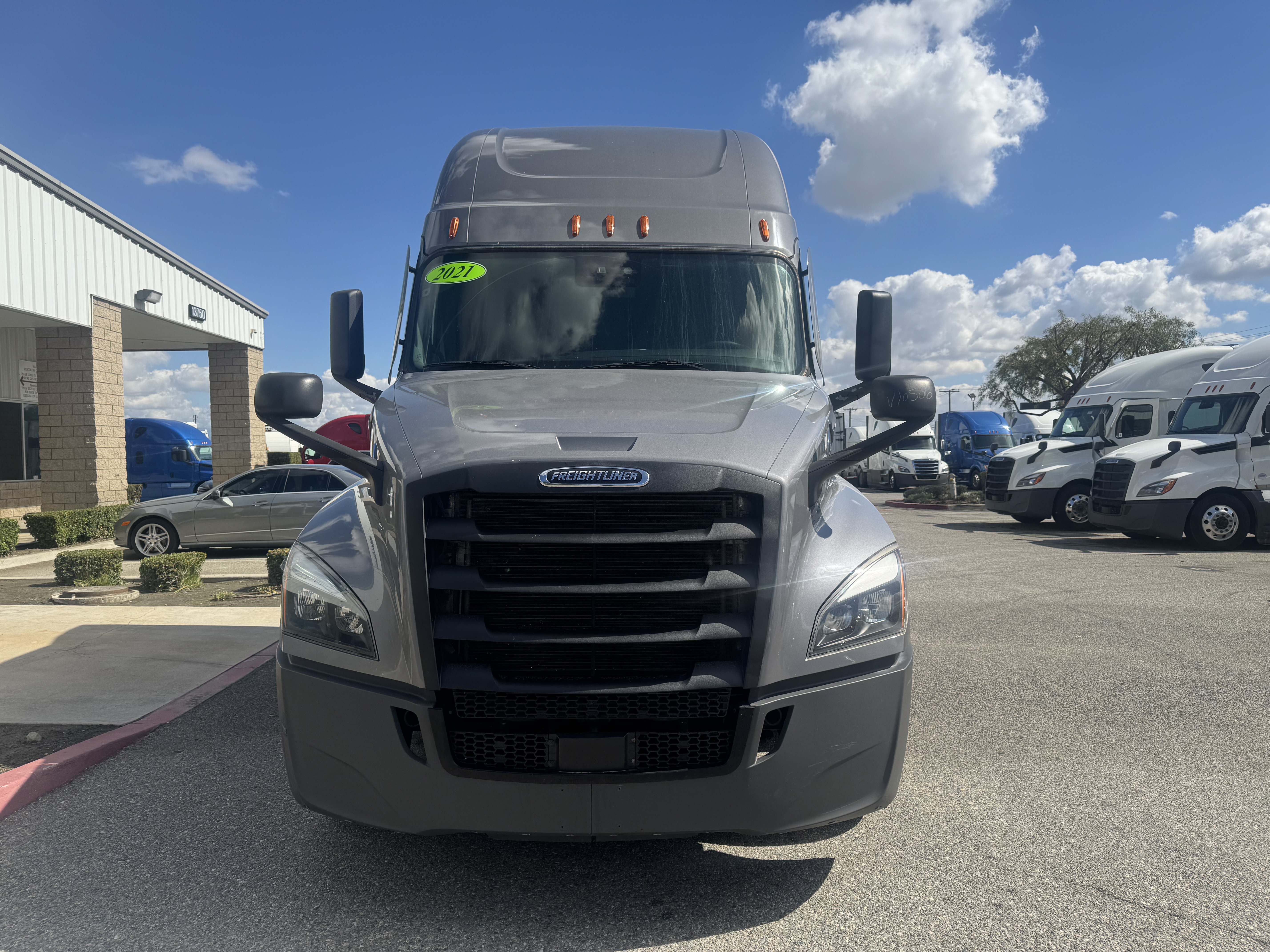 2021 FREIGHTLINER CASCADIA 126SLP - image 2