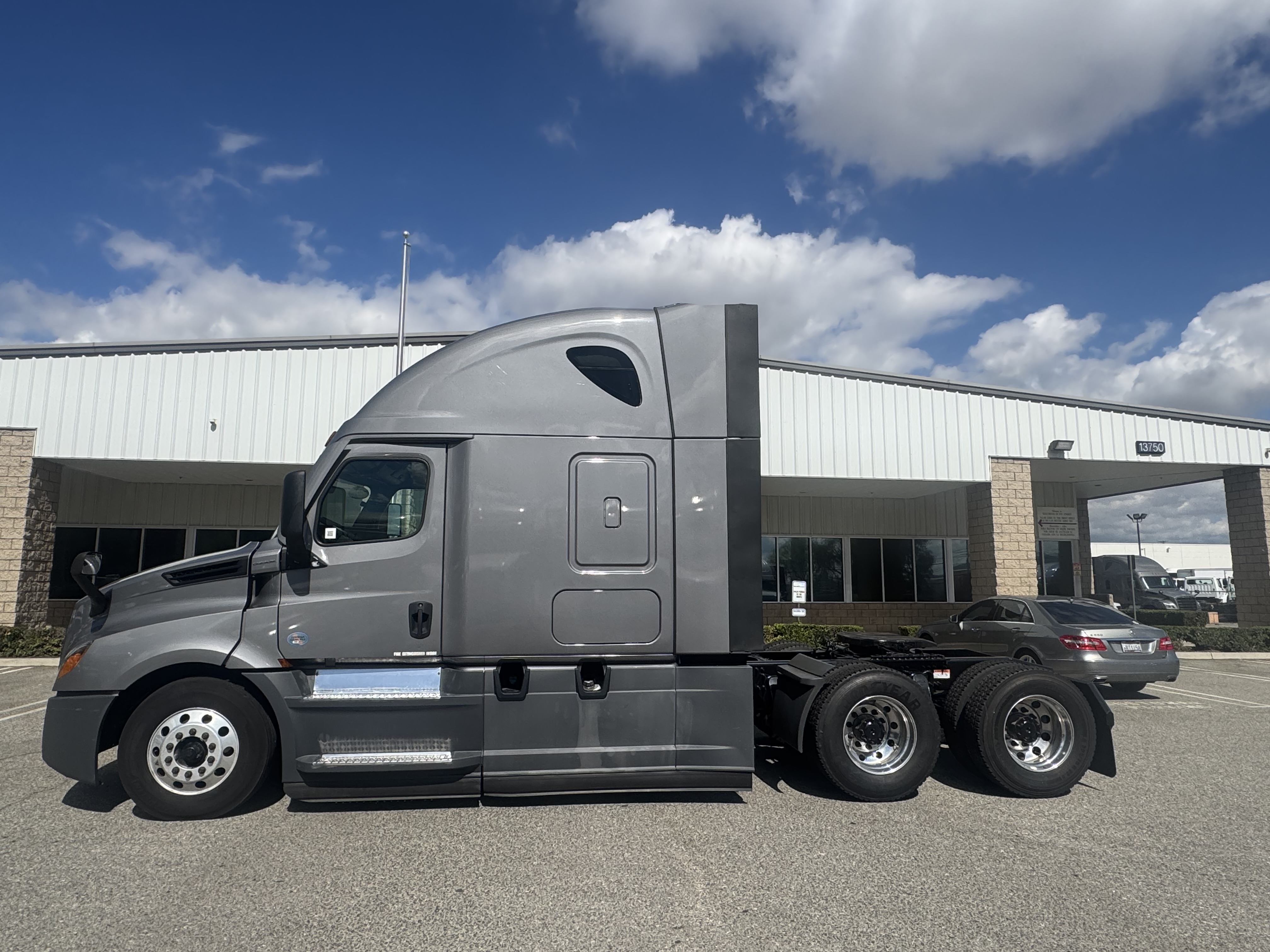 2021 FREIGHTLINER CASCADIA 126SLP - image 3