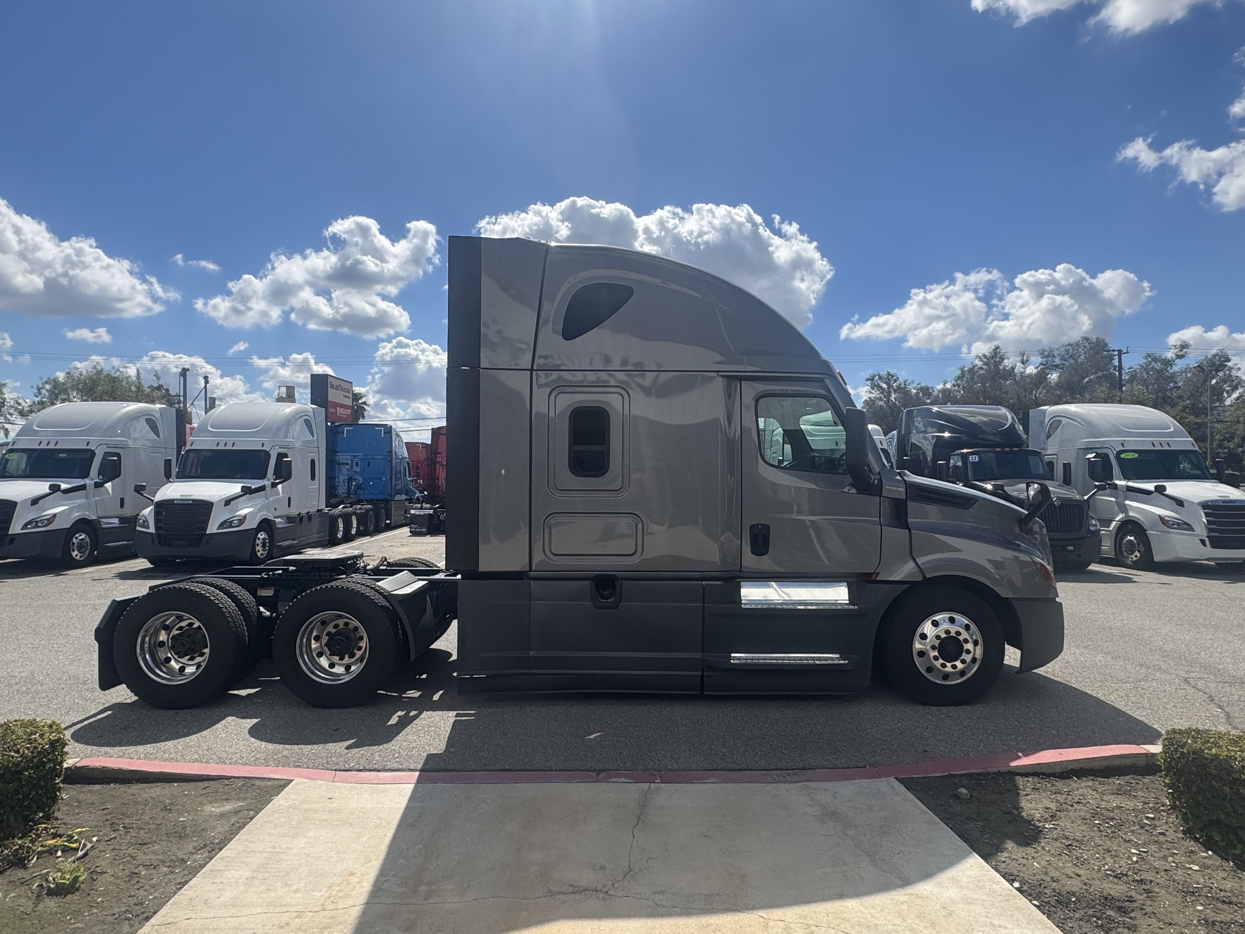 2021 FREIGHTLINER CASCADIA 126SLP - image 8