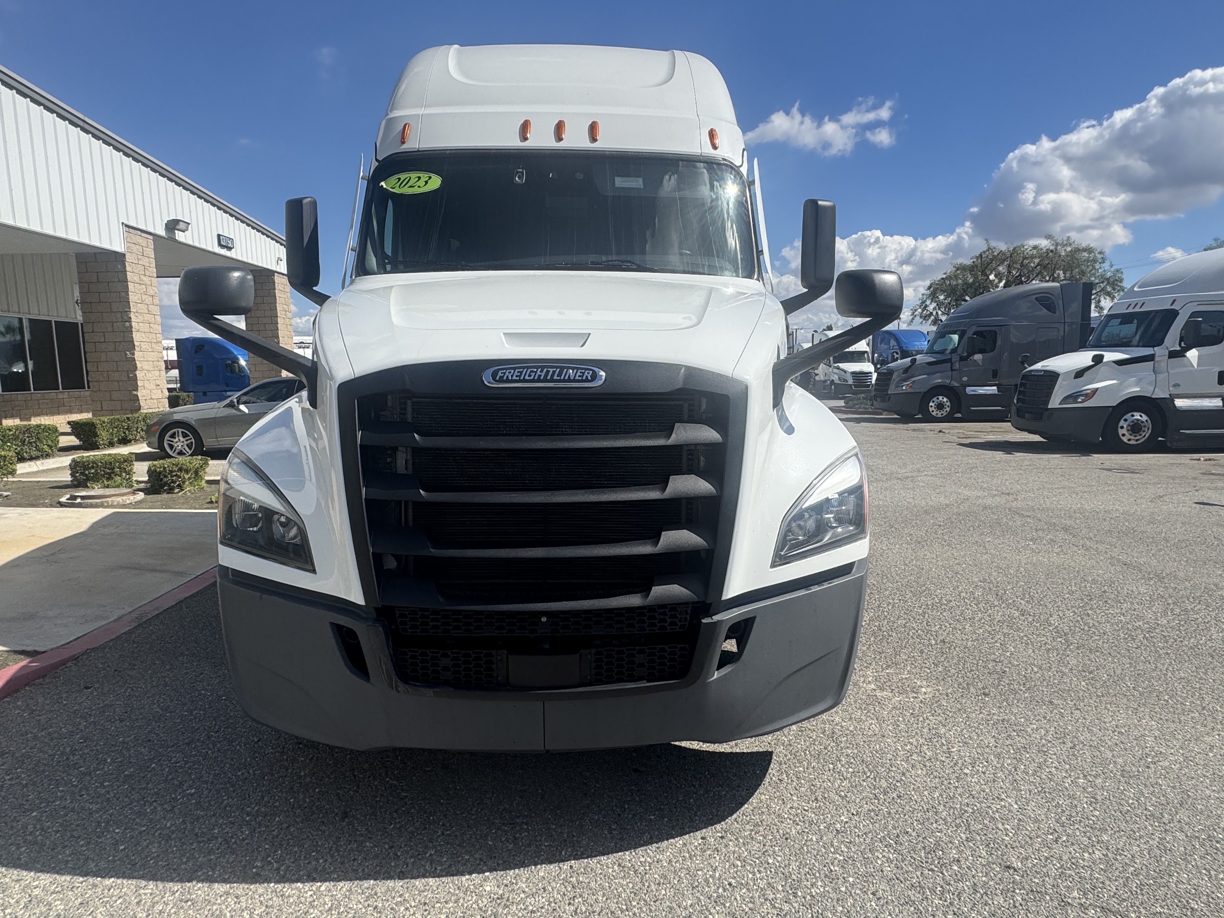 2023 FREIGHTLINER CASCADIA 126SLP - image 2