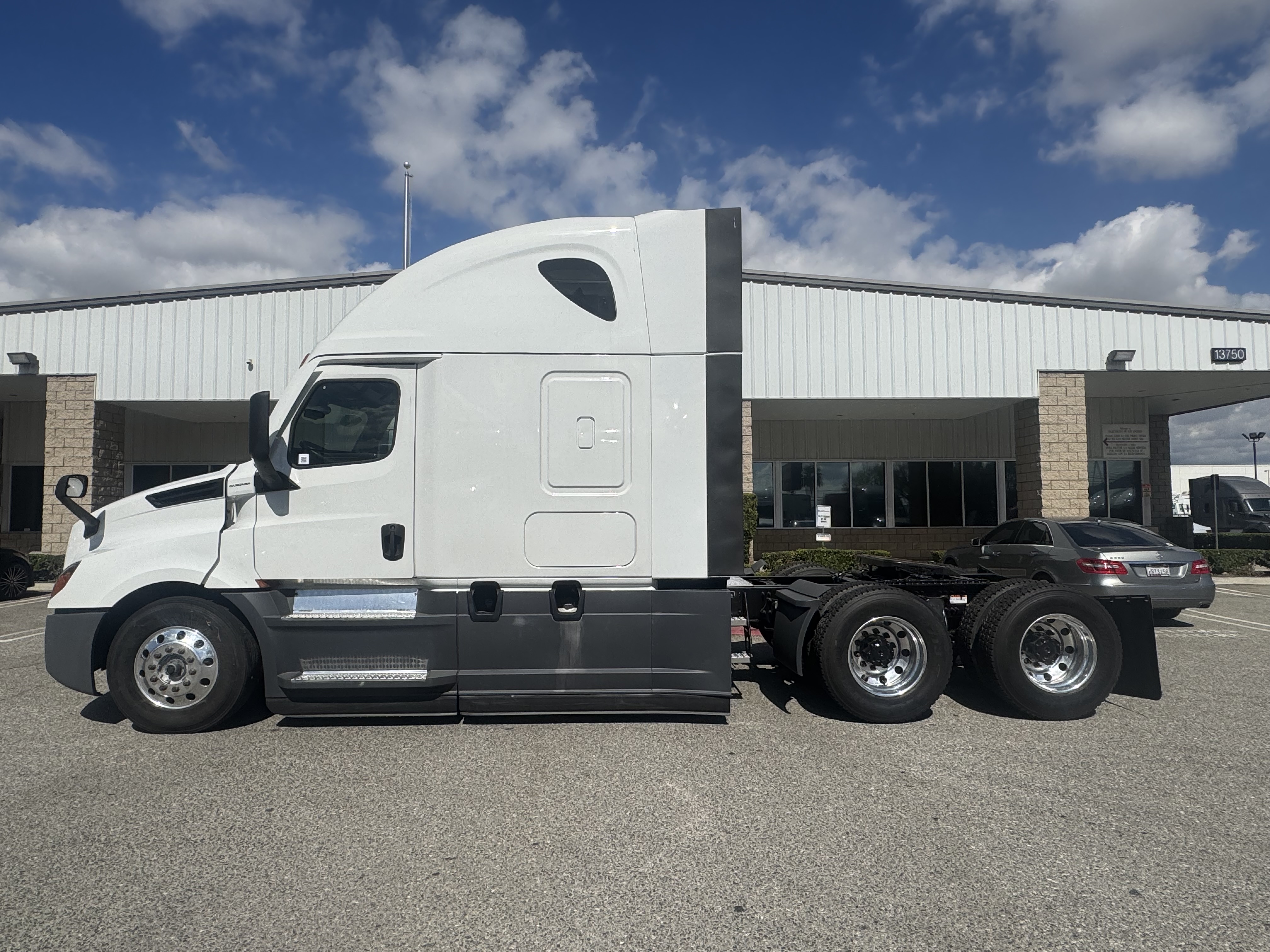 2023 FREIGHTLINER CASCADIA 126SLP - image 3