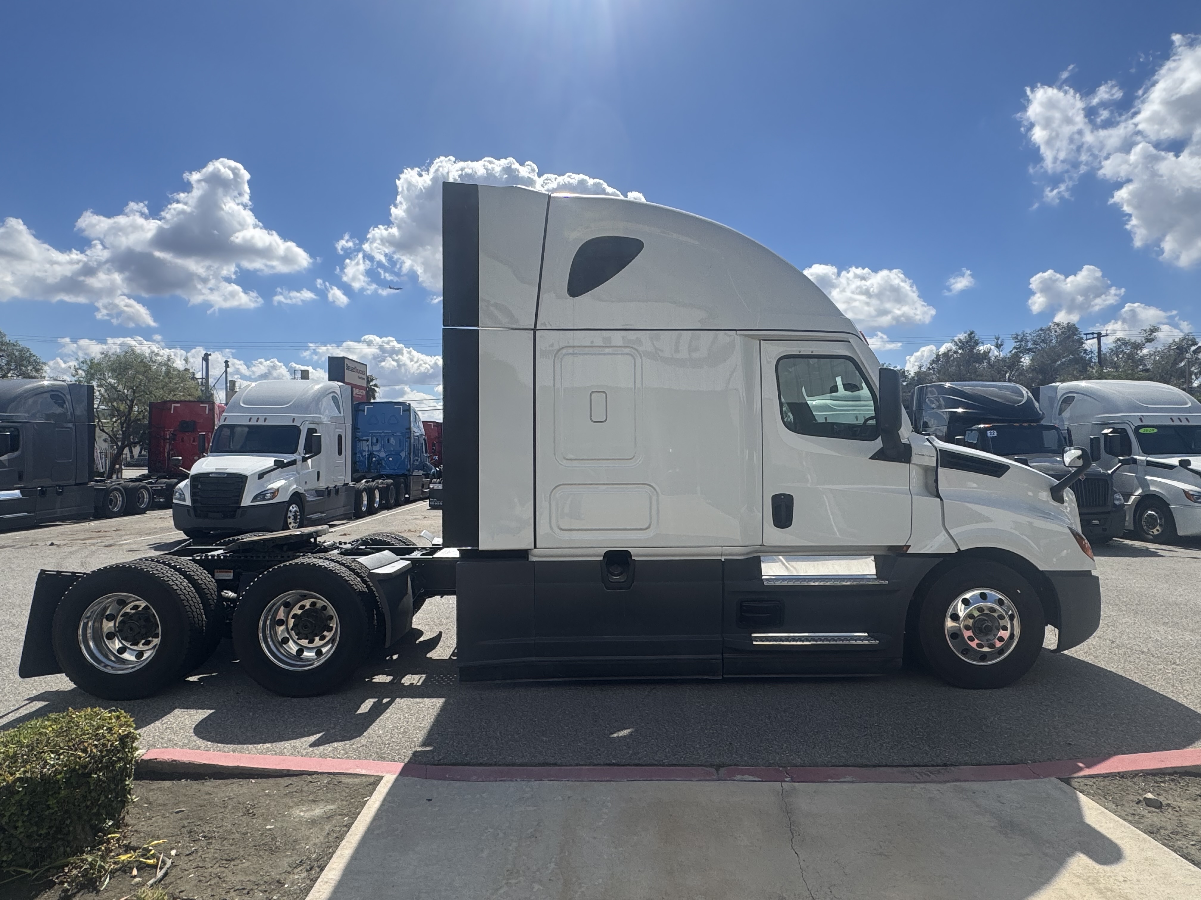2023 FREIGHTLINER CASCADIA 126SLP - image 7