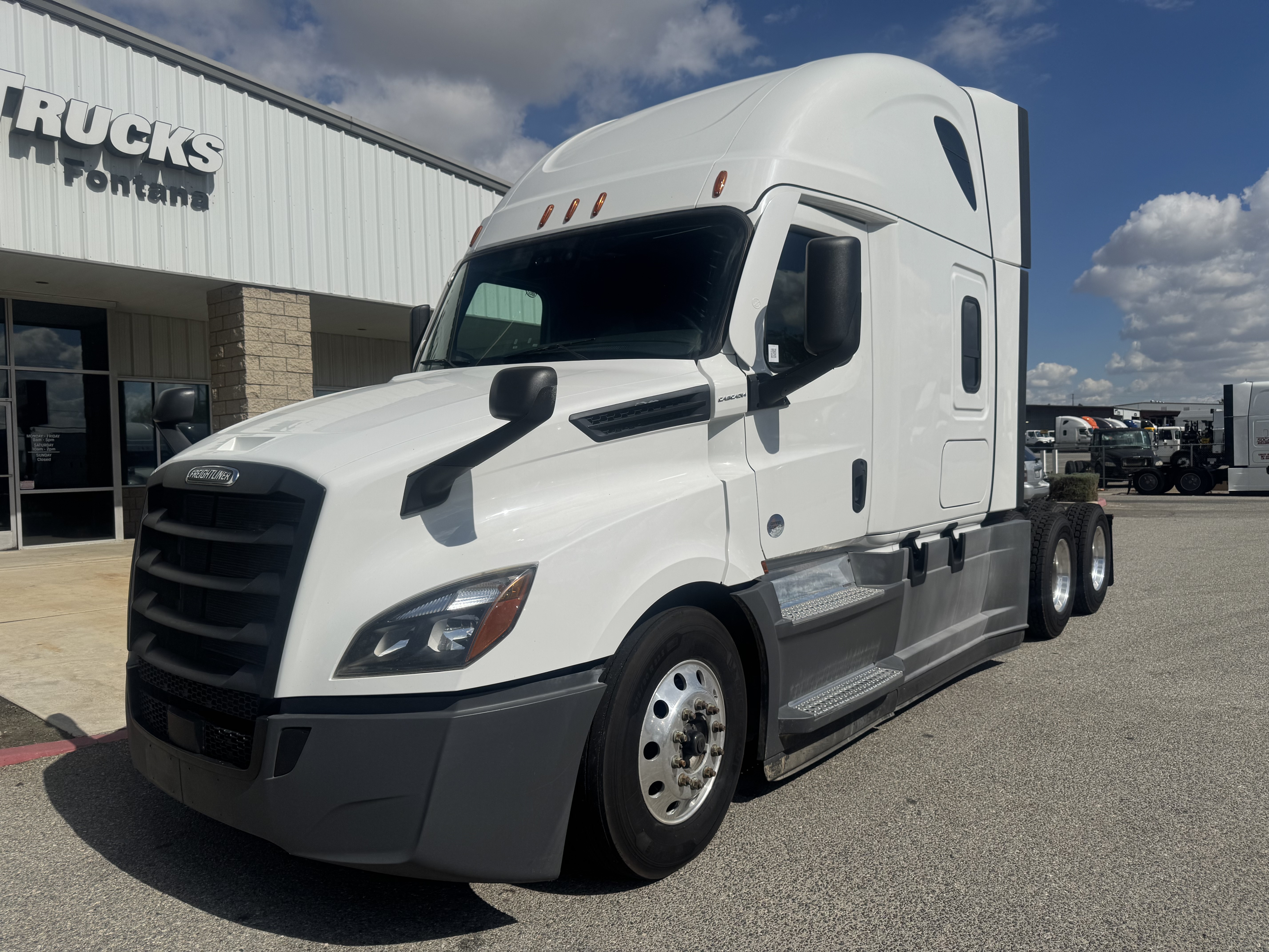 2021 FREIGHTLINER CASCADIA 126SLP - image 1